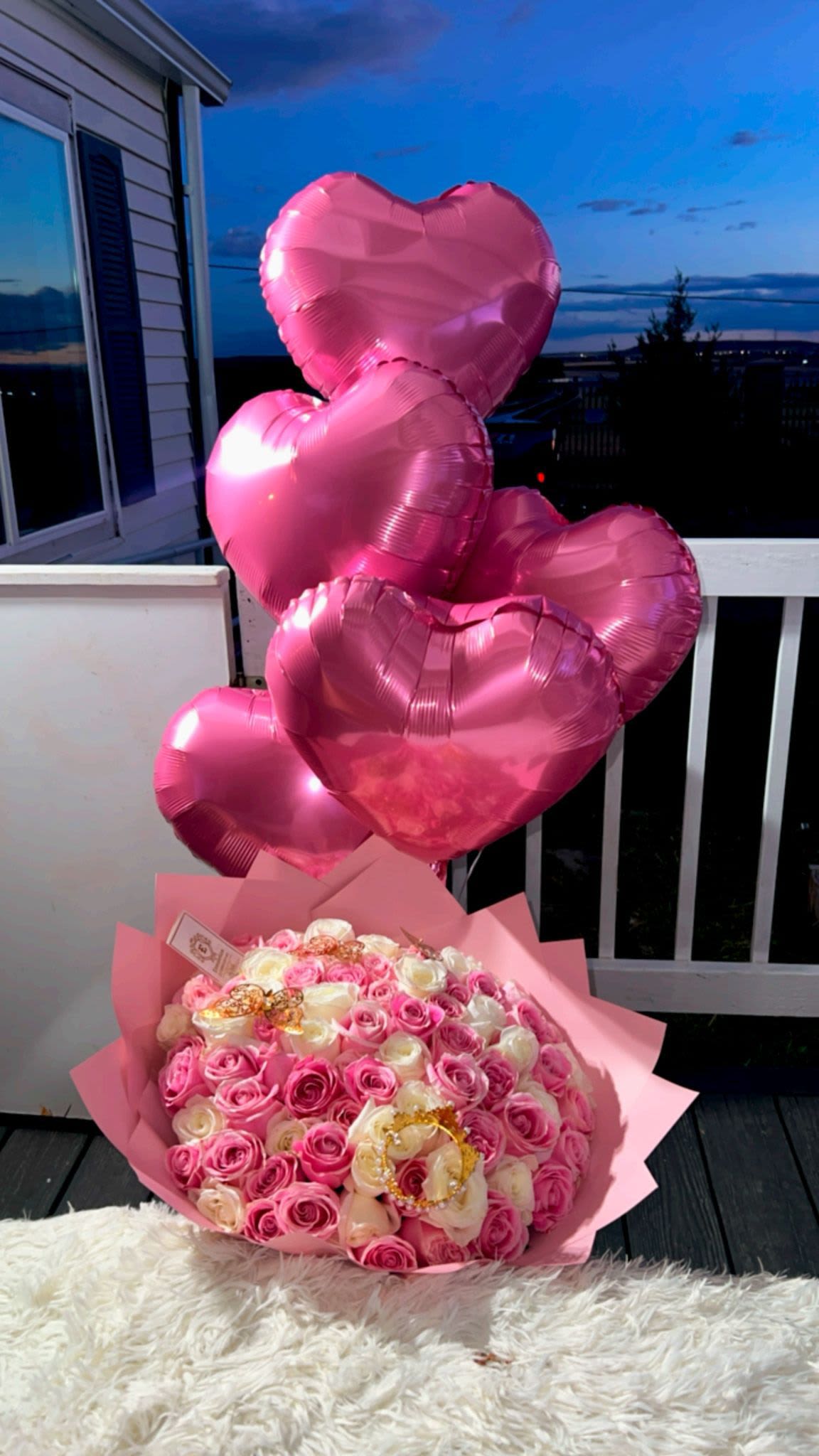 buchon y globos - Hermoso buchon elaborado con rosas rosadas y blancas, corona y mariposas artificiales, tambien viene con globos de corazon.