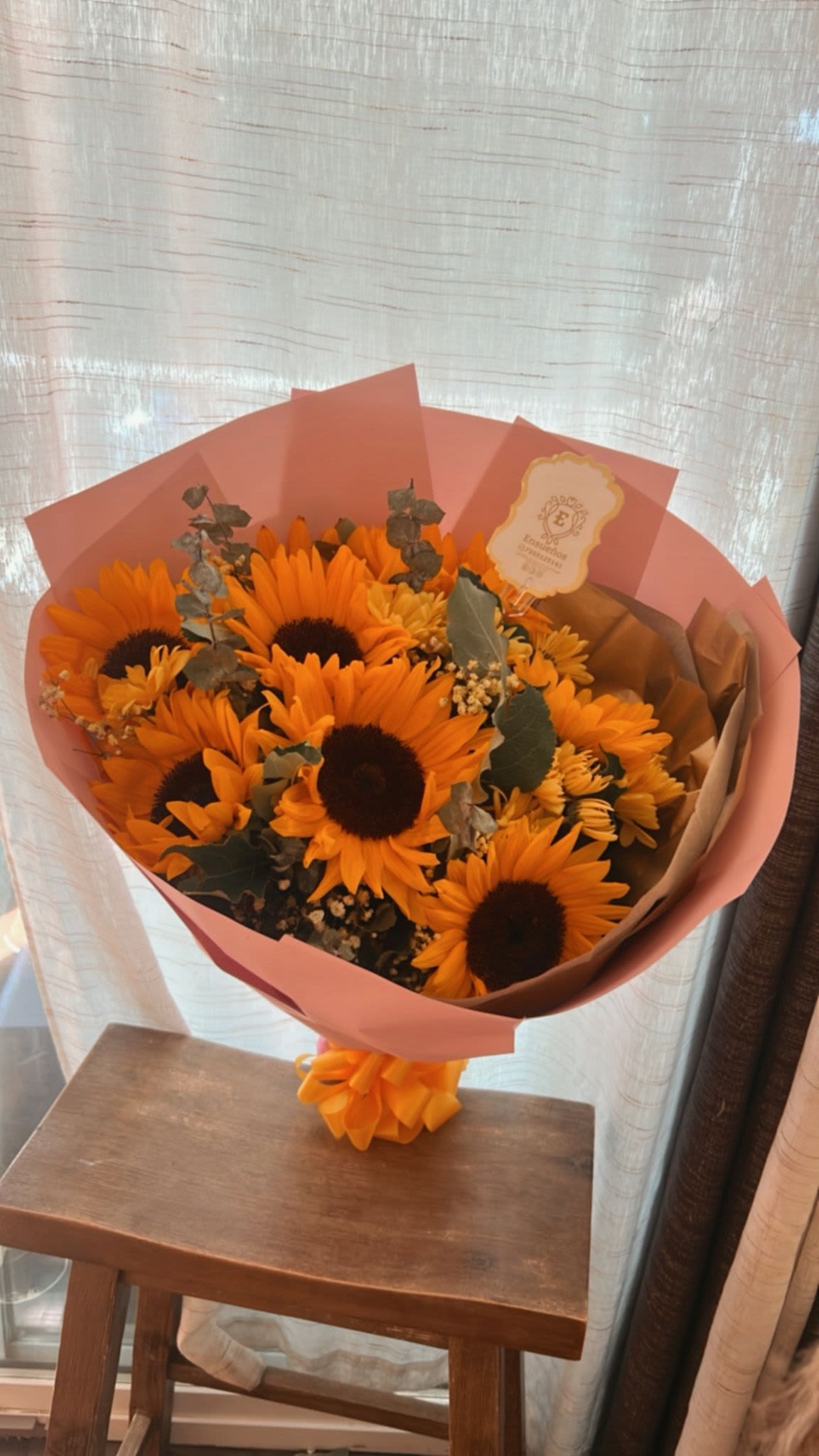 Hermoso ramo de girasoles - Ramo elaborado con girasoles y gipsofilia.