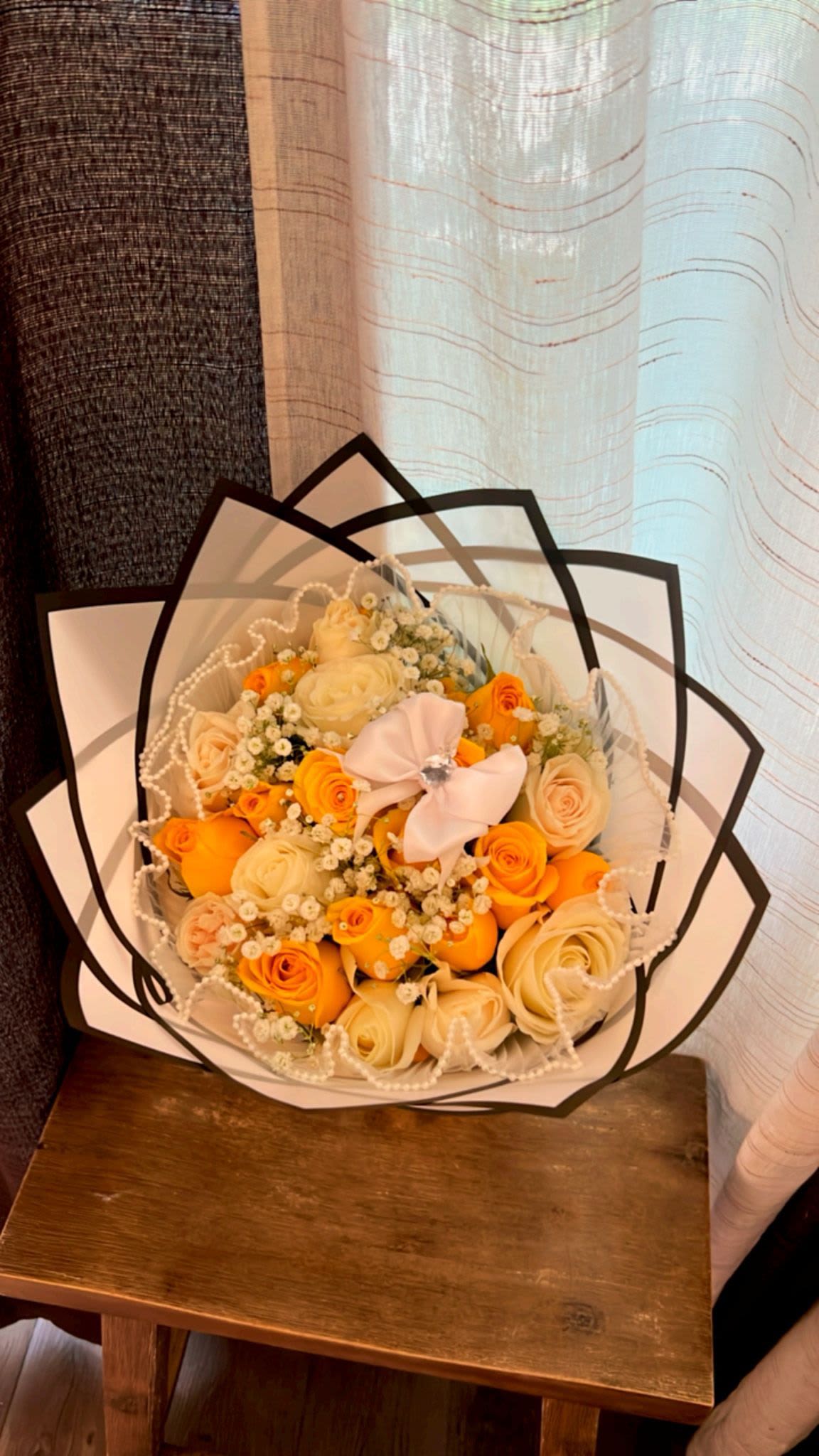 detalle rosas amarillas - Hermoso detalle elaborado con rosas blancas, rosas amarillas y gipsofilia.