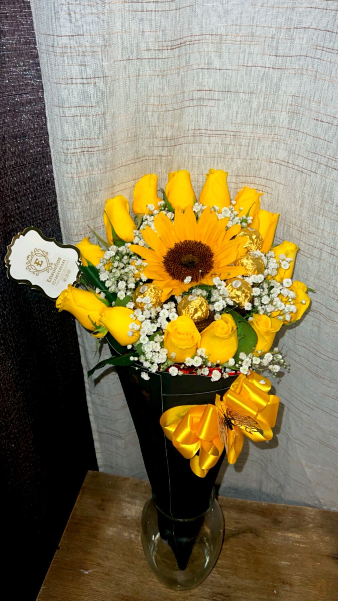 rosas y girasoles - Hermoso ramo elaborado con rosas amarillas, girasol y gipsofilia.