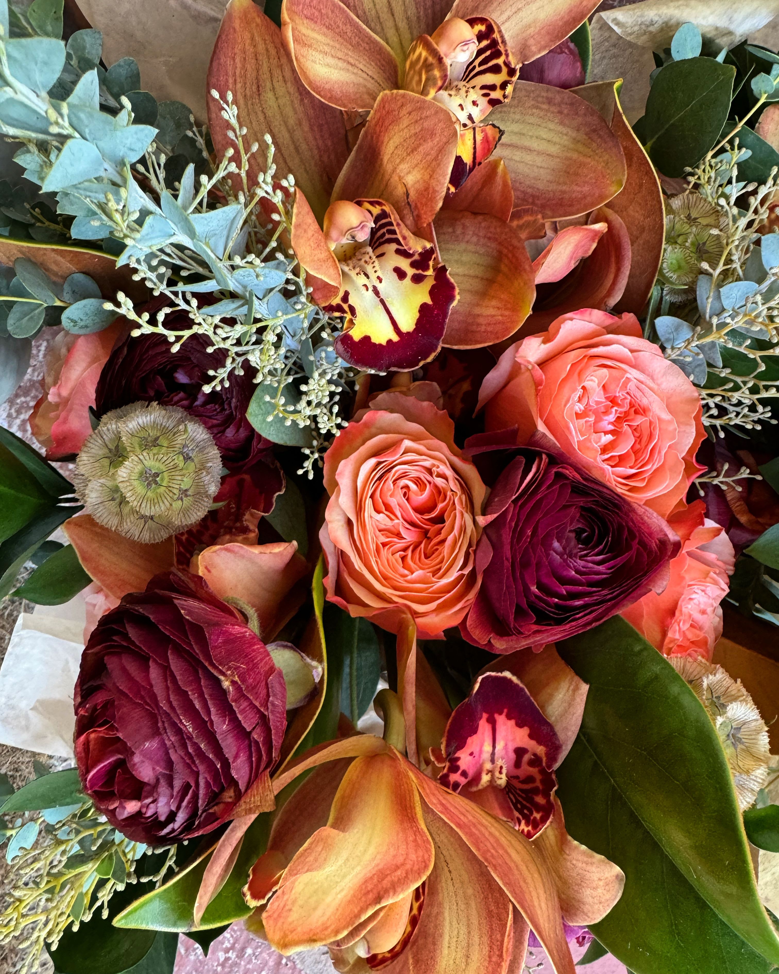 Tones of Traditional Autumn - A warm and seasonal mix of the best that Autumn has to offer. Tones of orange, pale green, red, gold and brown will come together to build a beautiful gift that is perfectly tailored for the season's gathering holidays. 