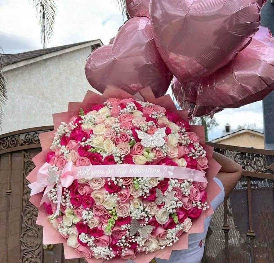 Buchon gigante - Buchon elaborado con 100 rosas rosadas oscuras claras y blancas,gipso, globos y liston