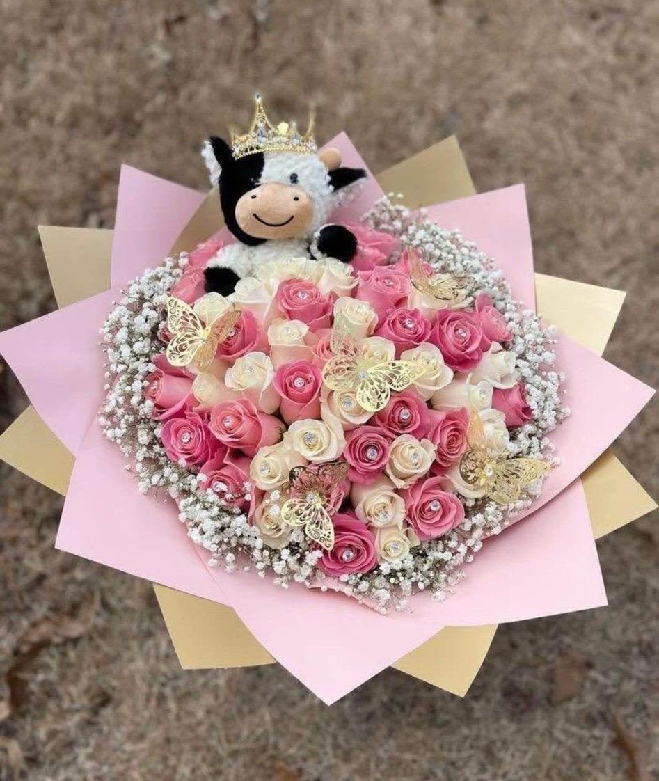 Buchon de vaquita - Buchon elaborado con 40 rosas blancas y rosadas, gipso, peluche de vaquita y mariposas artificiales