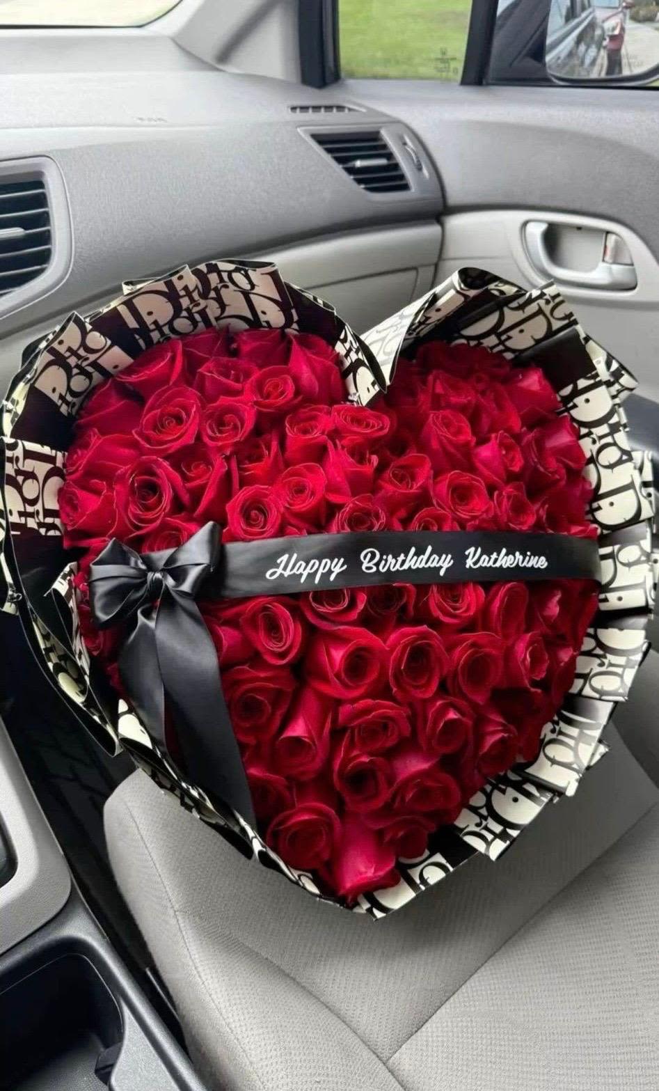 Buchon en forma de corazonn - Buchon en forma de corazon elaborado con 50 rosas rojas, y liston