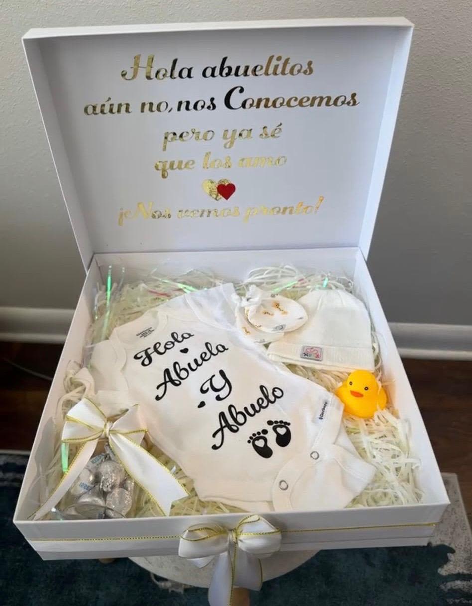 Cajita personalizada bebe en camino - Caja personalizada viene con ropita de bebe y accesorios.