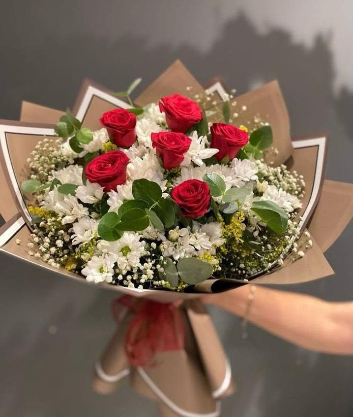 Hermoso ramo amor - elaborado con rosas rojas, margaritas, y gipso