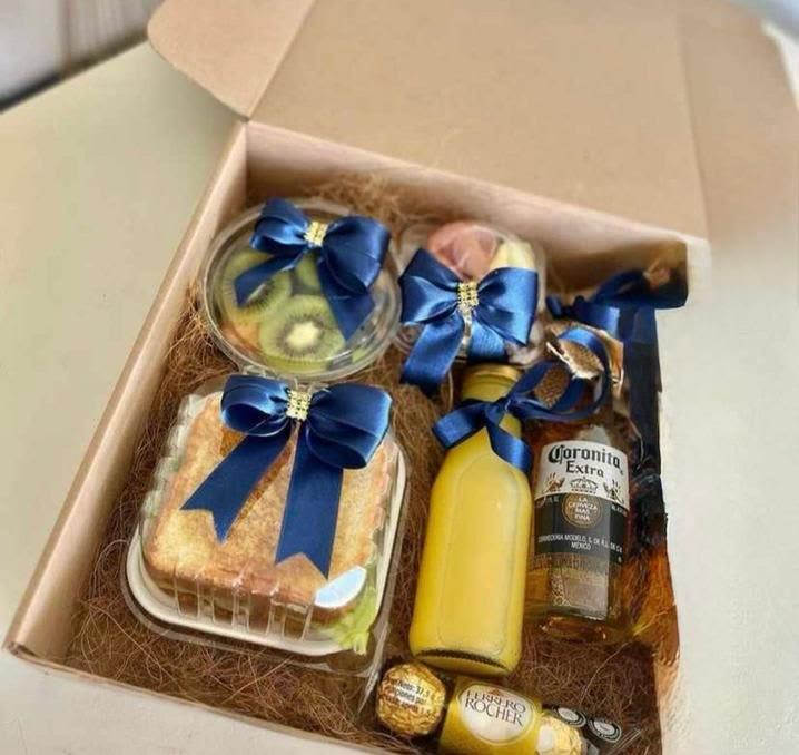Caja de desayuno - Desayuno con sandiwch, jugo de naranja , cerveza, ensalada de frutas, y chocolates ferrero rocher