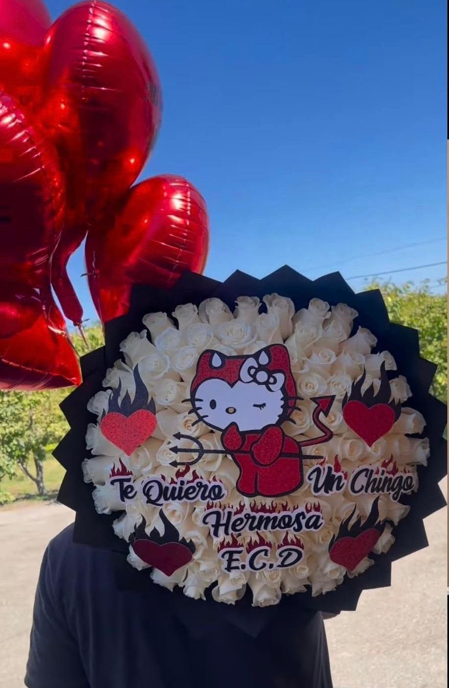 Super buchon con tematica hello kitty - Super buchon elaborado con 70 rosas blancas y tematica de hello kitty