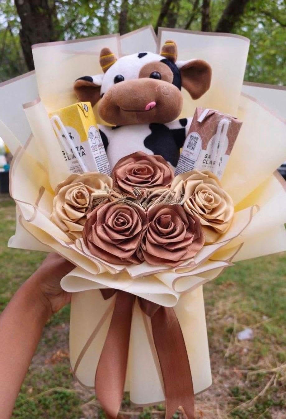 Mini vaquita - MIni ramo de vaquita elaborado con 5 rosas eternas, y vaquita de peluche