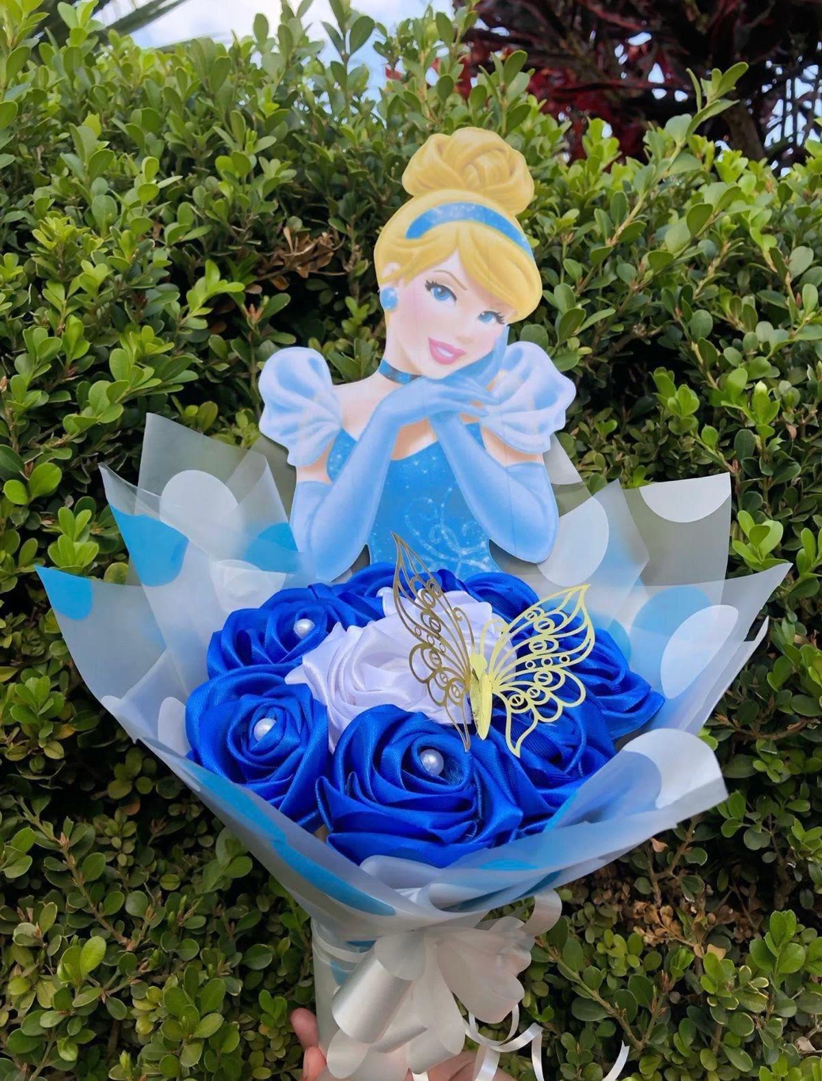 mini ramo tematica cinderella - mini ramo elaborado con rosas eternas color azul, mariposa artificial y tematica de cinderella, obligatorio anticipacion de al menos 4 dias