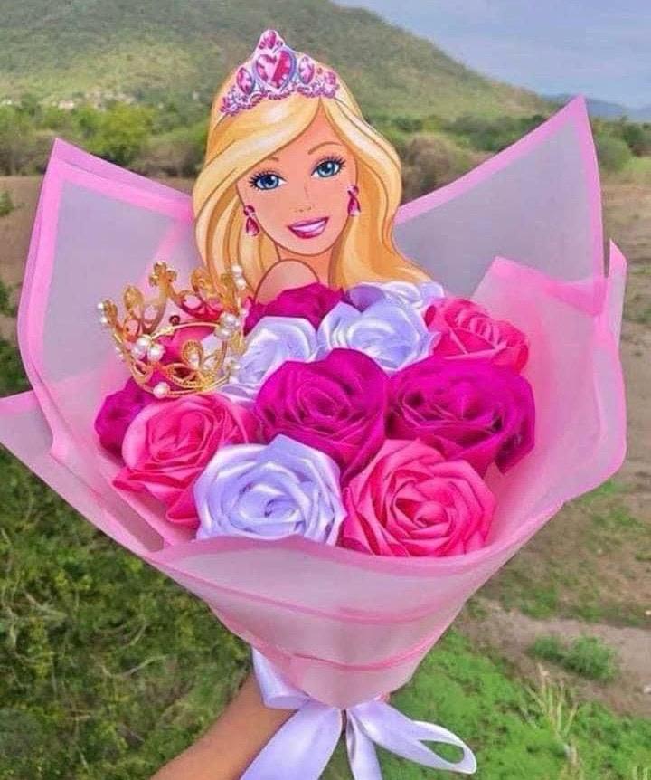 Barbie mini ramo - Mini ramo elaborado con rosas eternas a mano color rosado y blancas, corona y tematica de barbie