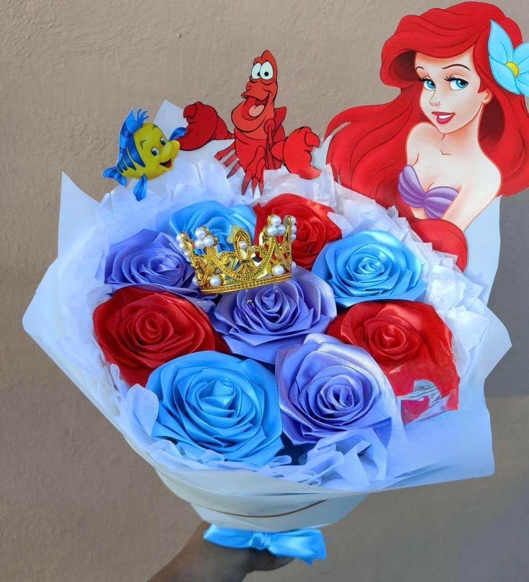 Rosas eternas tematica de Ariel - mini ramo elaborado con rosas eternas hechas a mano color azul morado y rojo, corona y tematica de ariel