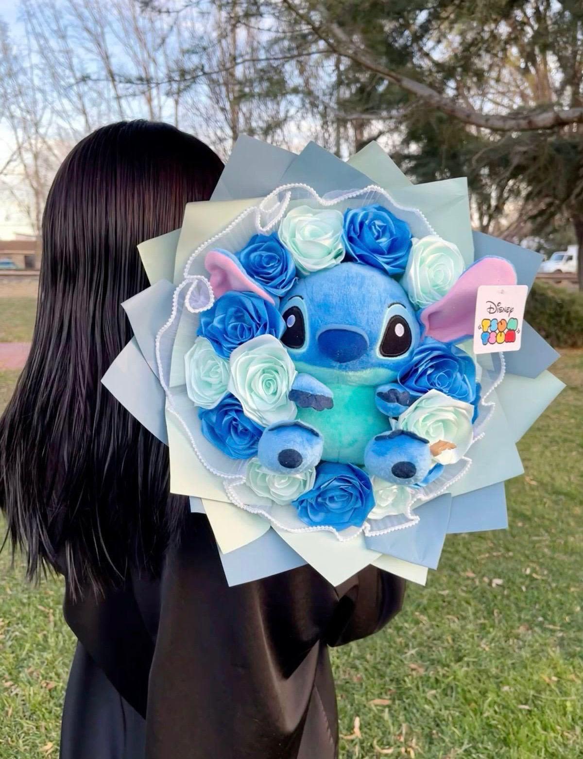 Ramo con tematica Stich - Ramo elaborado con rosas eternas color azul y agua marina hechas a mano, y peluche de stich
