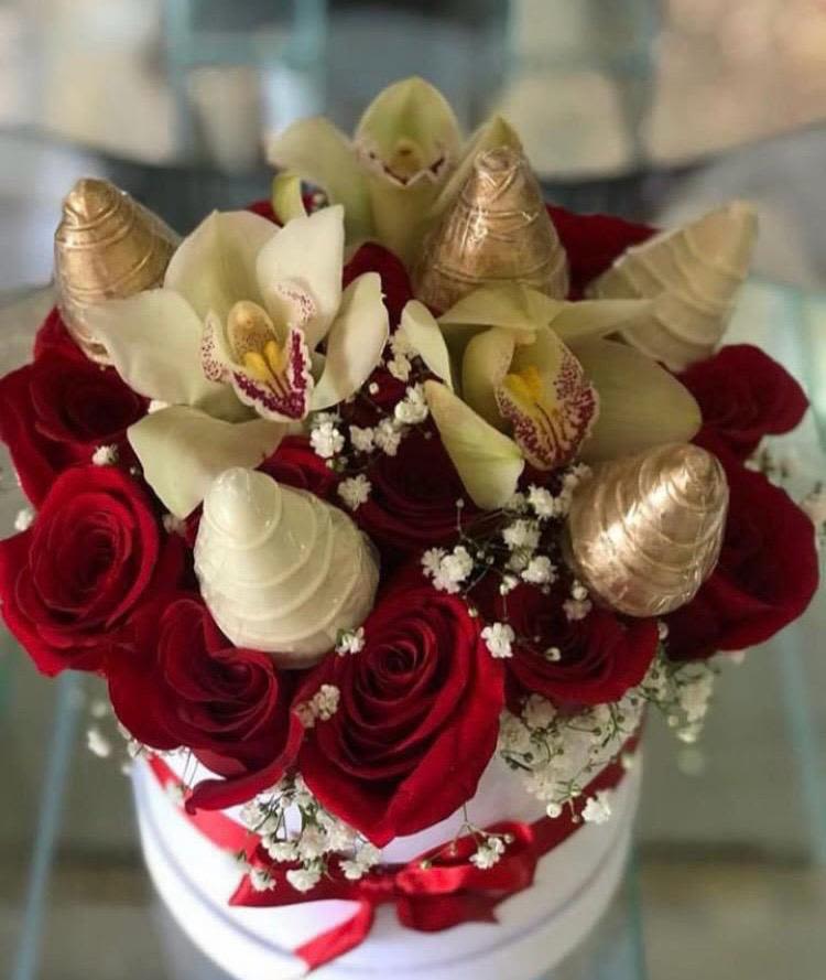 rosas y fresas - Caja elaborada con rosas rojas, gipsofilia, 