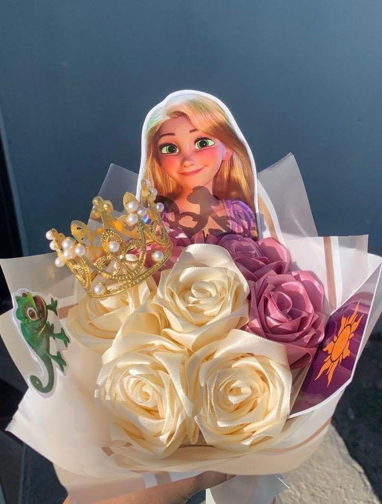 Mini ramo tematica rapunzel - Mini ramo tematica rapunzel elaborado con rosas eternas color blancas y rosadas hechas a mano, corona y fotos del personaje