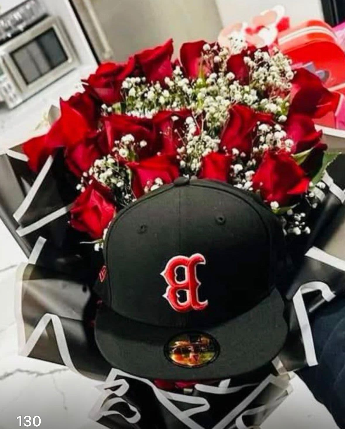 Ramo de rosas rojas y gorra - Elaborado con rosas rojas,  gipsofilia y una gorra