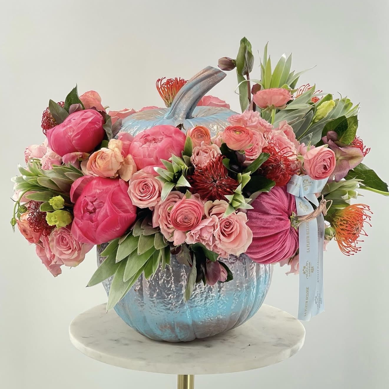 Gorgeous pumpkin Gorgeous pumpkin - Premium flowers arranged in a light blue gorgeous pumpkin!