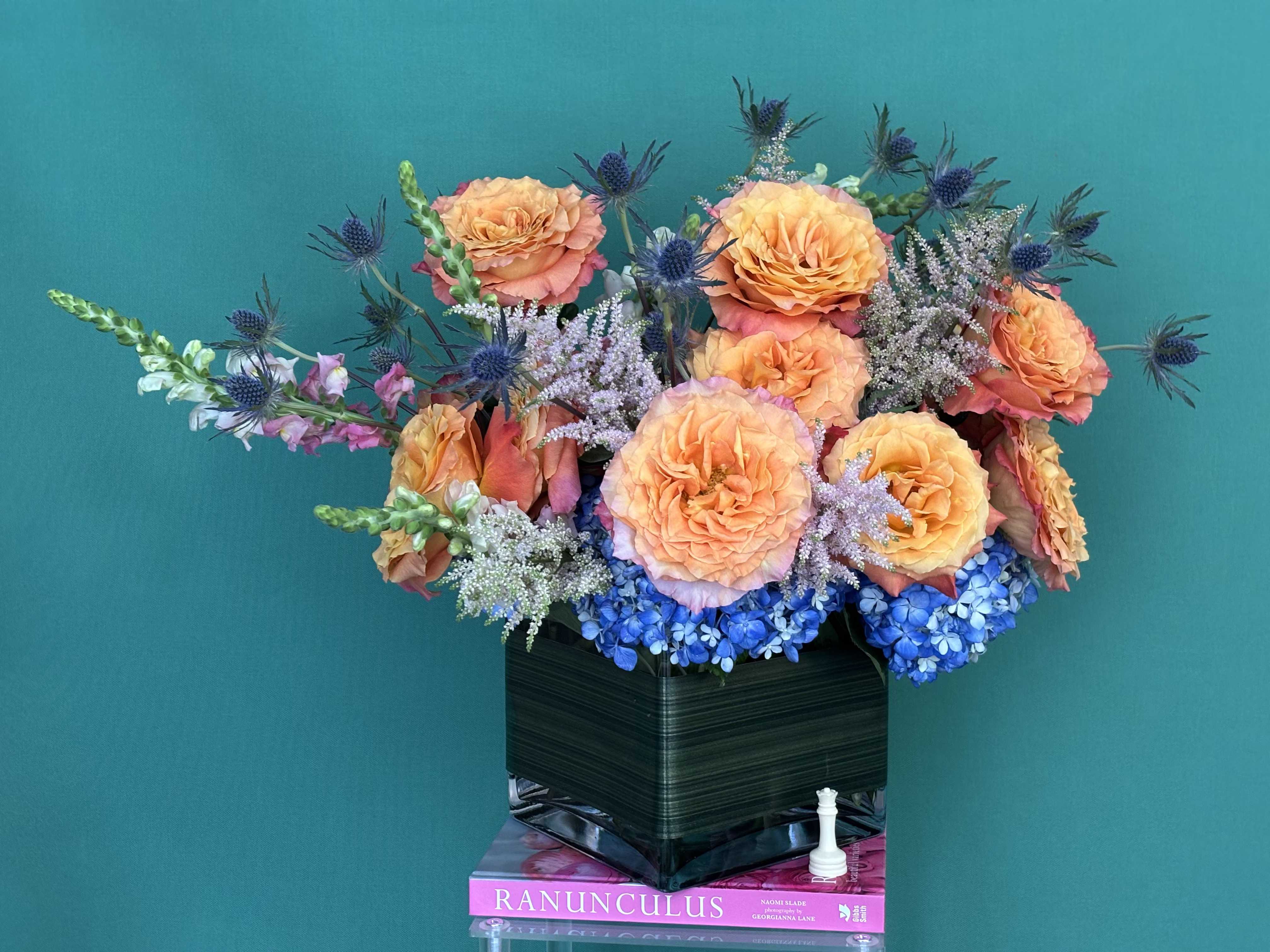 Comporta. - Medium cube with pretty seleccion of fresh flowers.