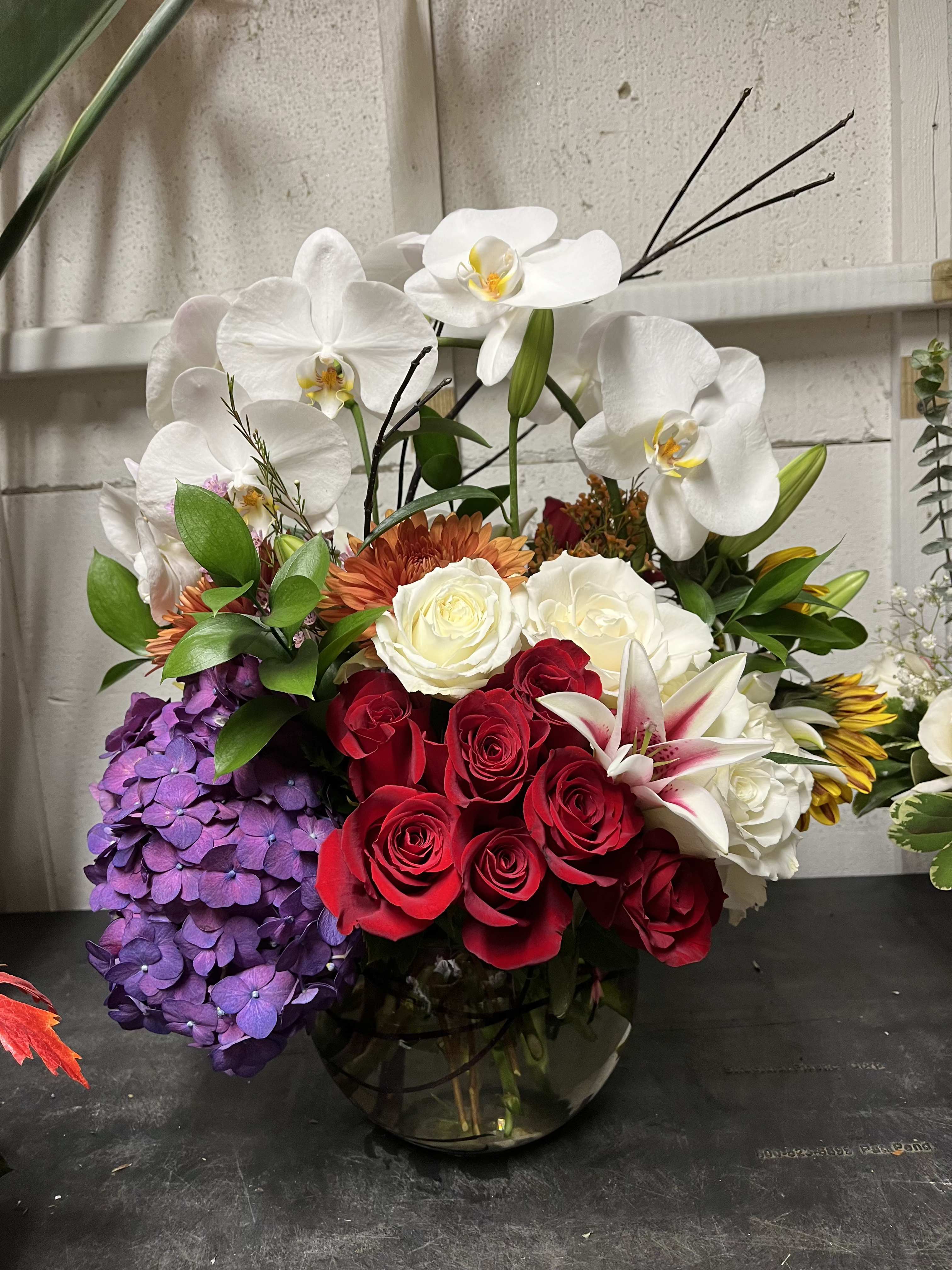 Paris. Paris. - Pink orchids, hydrangeas, and the designer's choice give this result to impress.