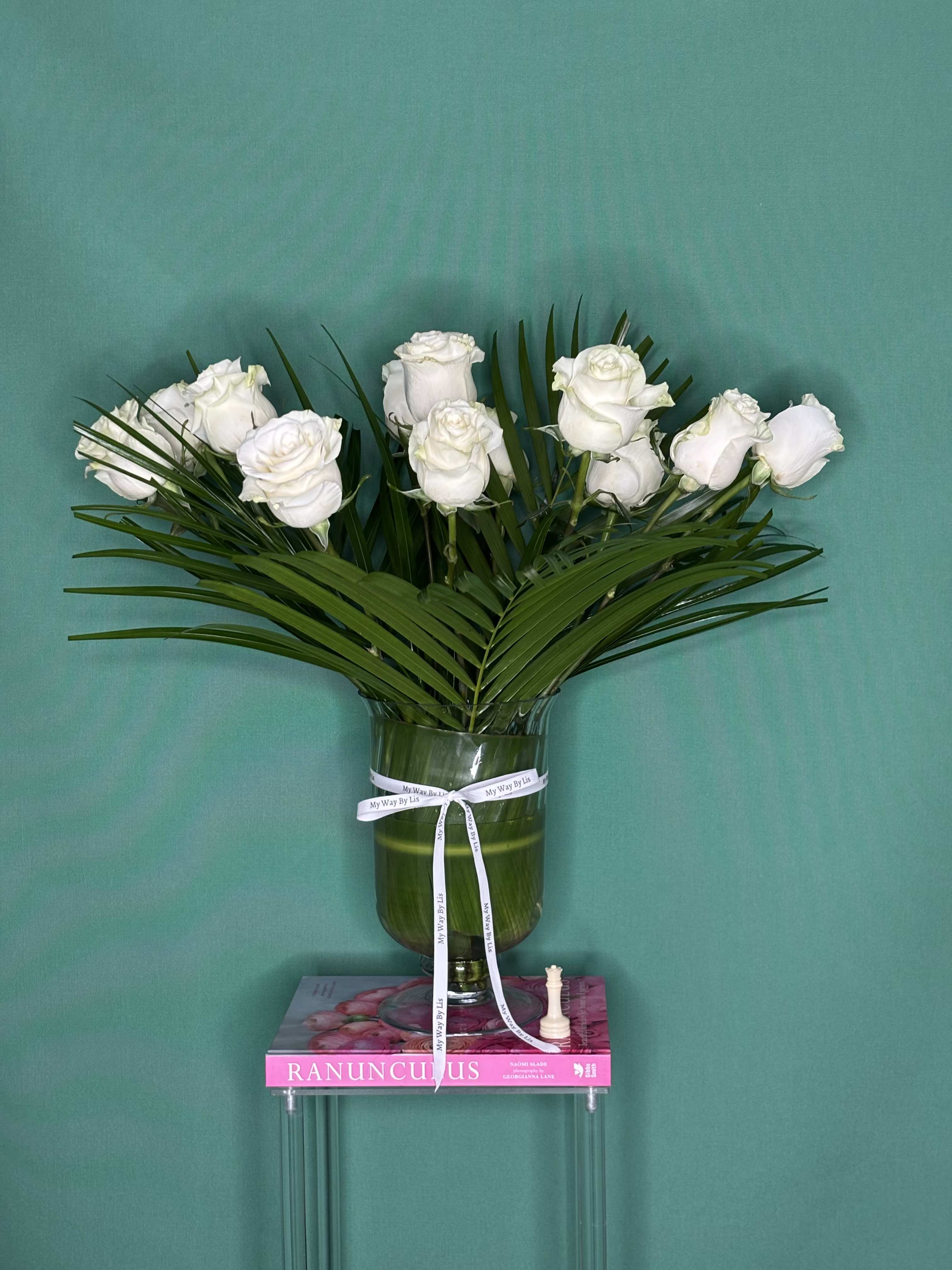 Patana. Patana. - Beautiful dozen white roses in a vase for any occasion!