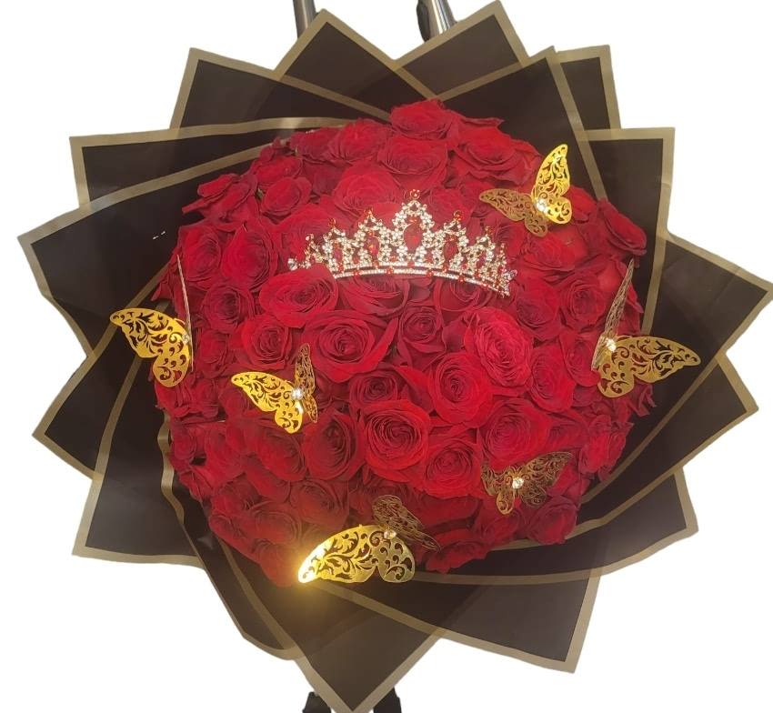 RAMO BUCHON 100 ROSAS - MAGESTUOSO RAMO BUCHON DE 100 ROSAS  CON CORONA Y MARIPOSAS DE TALLO LARGO ROSAS ROJAS
