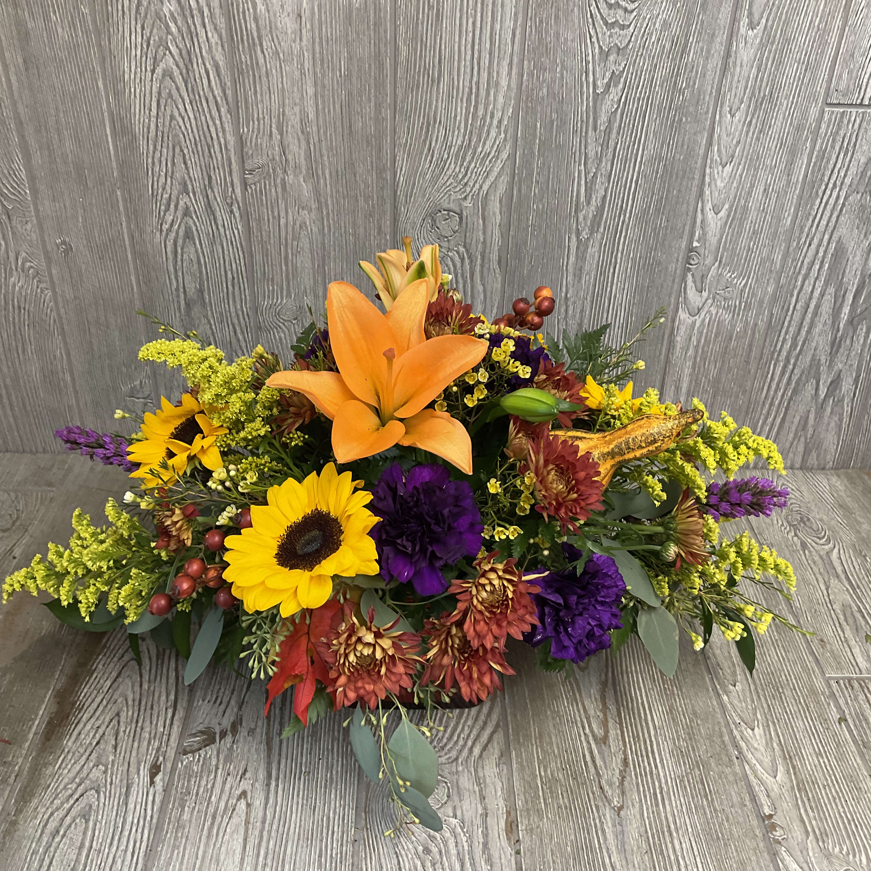 Fall Harvest center piece  - Fall themed table center piece, perfect for the thanksgiving table. Low profile, so as not to be too intrusive to conversation across the table. Yet big enough to make a statement.