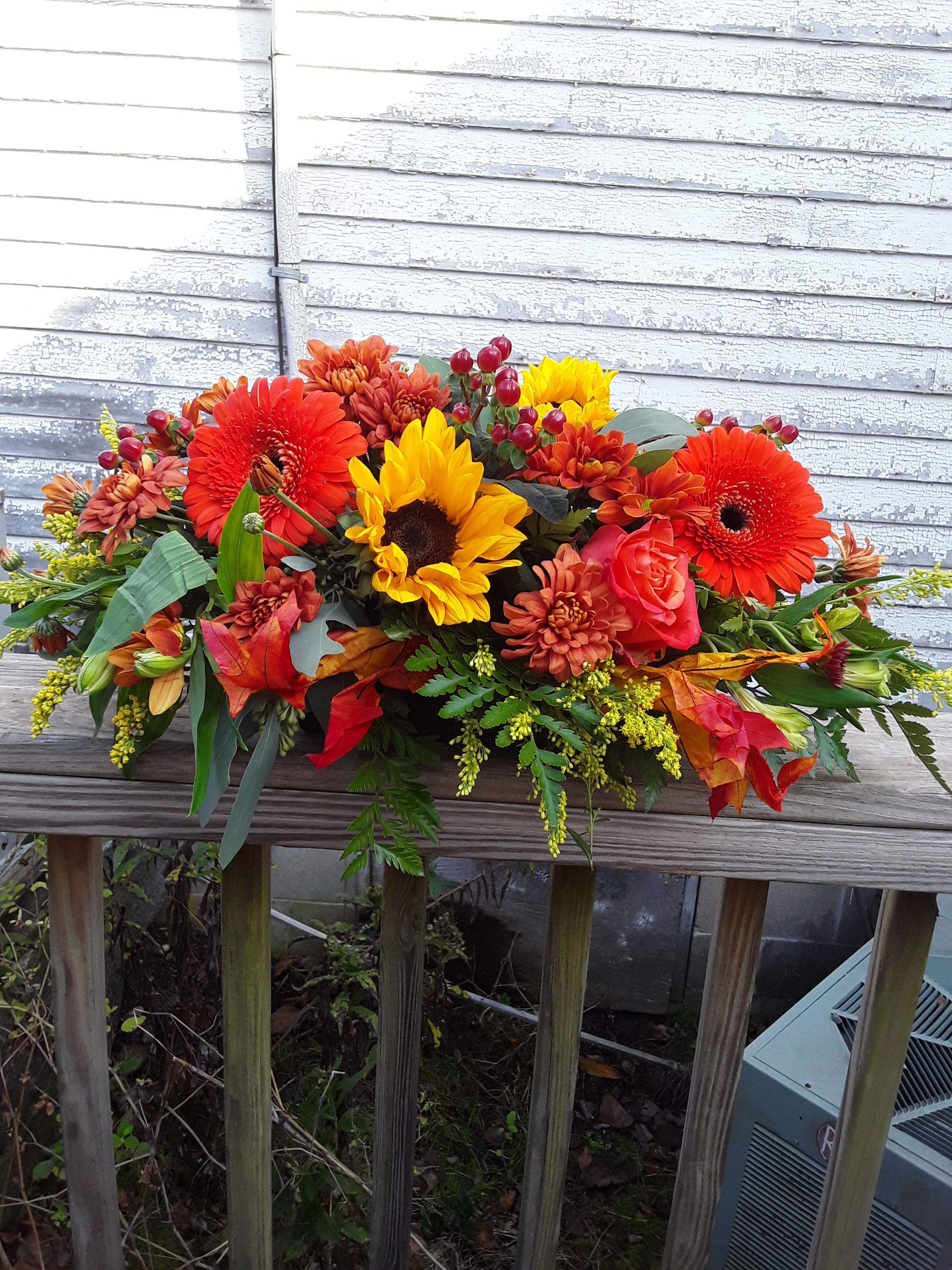  Bountiful Thanksgiving Centerpiece - Fill your Thanksgiving table with this beautiful centerpiece