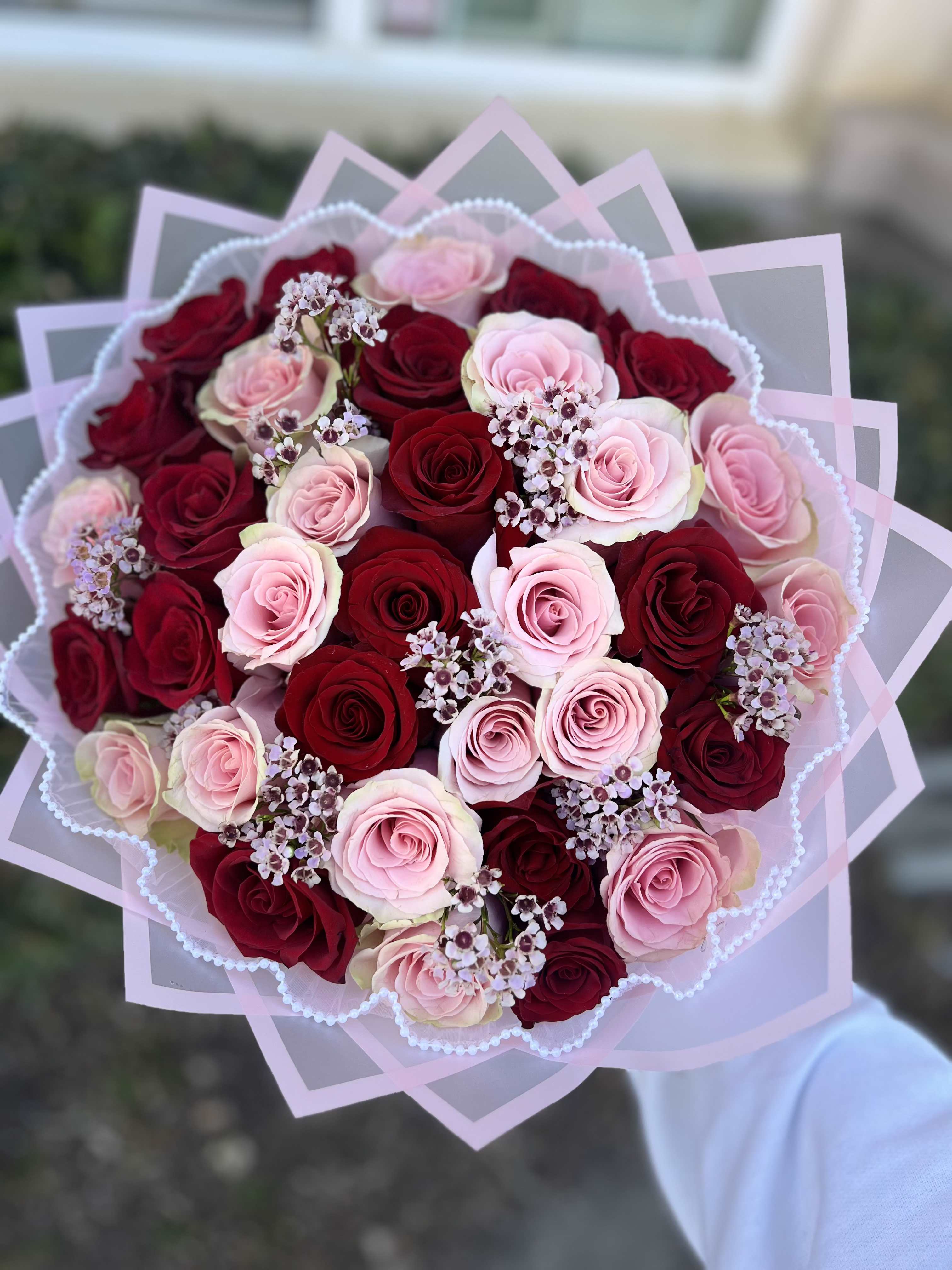 Amore Bouquet - A Beautiful Rose Bouquet This stunning arrangement features a mix of pink and red roses, elegantly tied with a satin sash—symbolizing love and admiration. The deep red roses convey passion and romance, while the soft pink blooms add a touch of sweetness and elegance. Perfect for Mother's Day, birthdays, or any romantic occasion. (Topper can be changed depending on the occasion.) SIZE AVAILABLE 3,4,6 DOZEN OF ROSES 