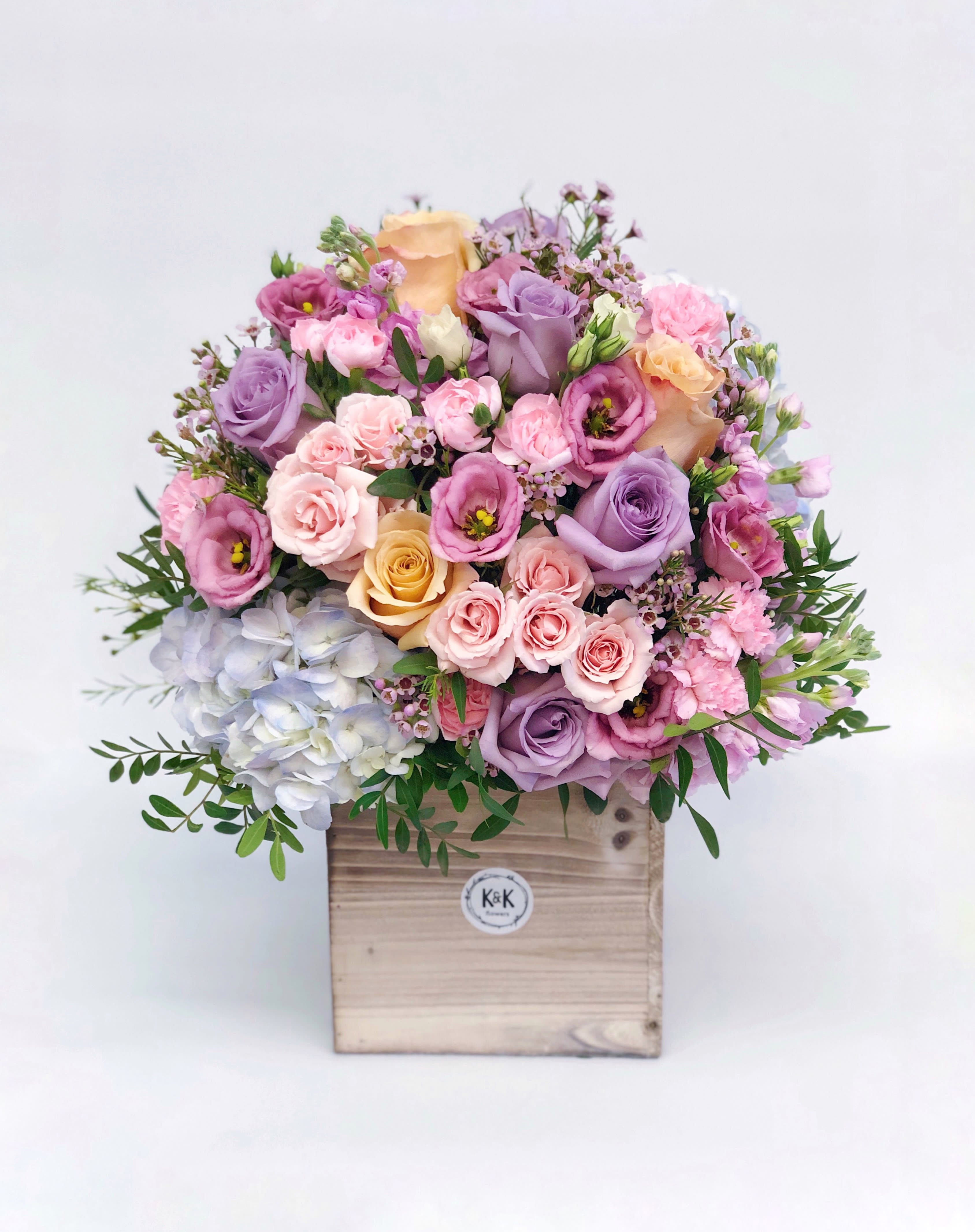Tall Wood Box Arrangement Lavender & Peach Tall Wood Box Arrangement Lavender & Peach - Mixed flowers, from romantic and gentle to an edgy and interesting look. If You want a bouquet with a twist, choose our flower boxes. We have wood boxes for rustic-looking arrangements or hat boxes for a more elegant look. It’s a beautiful and convenient way. Flowers in boxes don’t need vases. That makes it perfect for transportation and keeping flowers hydrated and secure.