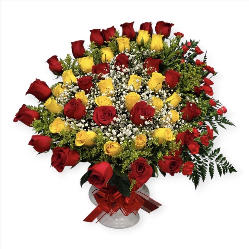 ​&quot;Fuego y Sol&quot; - Hemos unido la Pasión Intensa de las Rosas Rojas con la Luz Radiante de las Rosas Amarillas para crear un espectáculo visual que garantiza una sonrisa. Este arreglo no solo es grande, sino que está meticulosamente acentuado con el suave velo de Gypsofila (Nube) y un abundante follaje, que le da un volumen majestuoso.ideal para cualquier ocasion ​Aniversarios: Demuestre que su amor sigue siendo apasionado y feliz. ​Celebraciones: Felicite un éxito con la energía de la alegría. ​Declaraciones: Exprese su amor más vibrante y sincero.