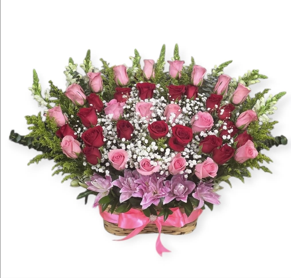 ​&quot;Canasta Suspiro de Amor&quot; -  ¡Regala &quot;Canasta Romántica&quot;: Un Suspiro de Amor en Cada Flor! ​Sorprenda a esa persona especial con una explosión de romance y dulzura. Nuestra &quot;Canasta Romántica&quot; es un diseño exuberante que va más allá del ramo tradicional. ​Este arreglo celebra la pasión y la ternura combinando: ​Rosas Rosadas y Rosas Rojas que representan el amor tierno y el afecto profundo. ​Lirios Orientales inferiores, con sus pétalos exóticos y vibrantes, que añaden un toque de distinción. ​Abundante Gypsofila (Nube) y follaje que le dan un volumen y textura de ensueño.