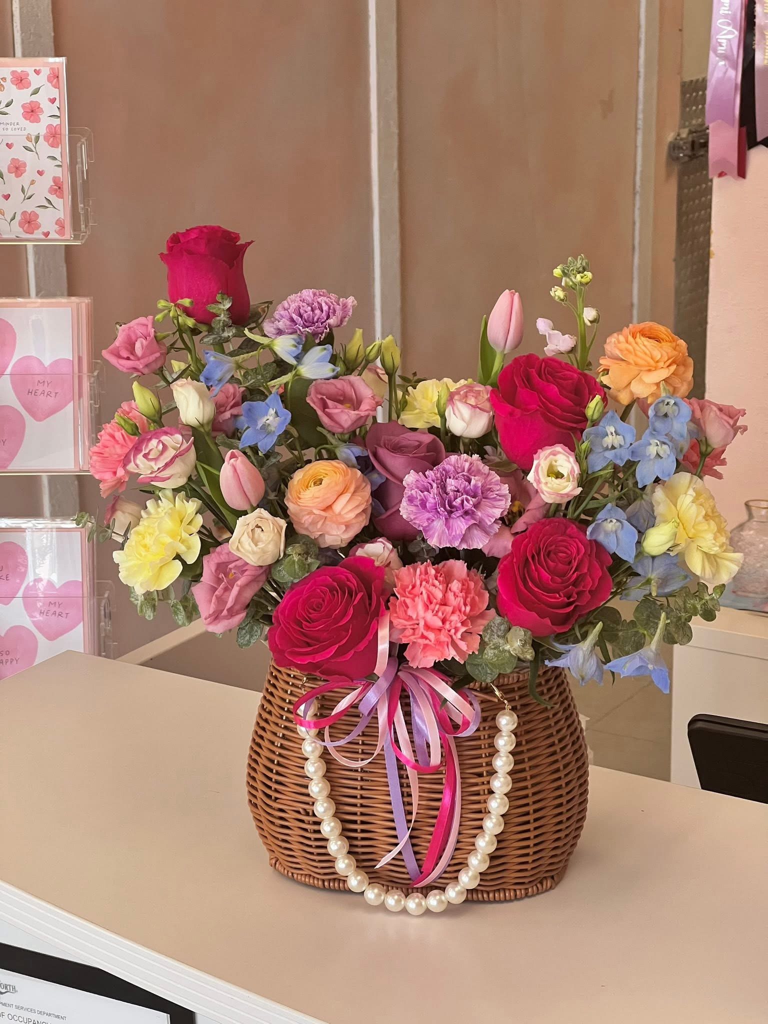 Moon - Samber basket with mixed flowers