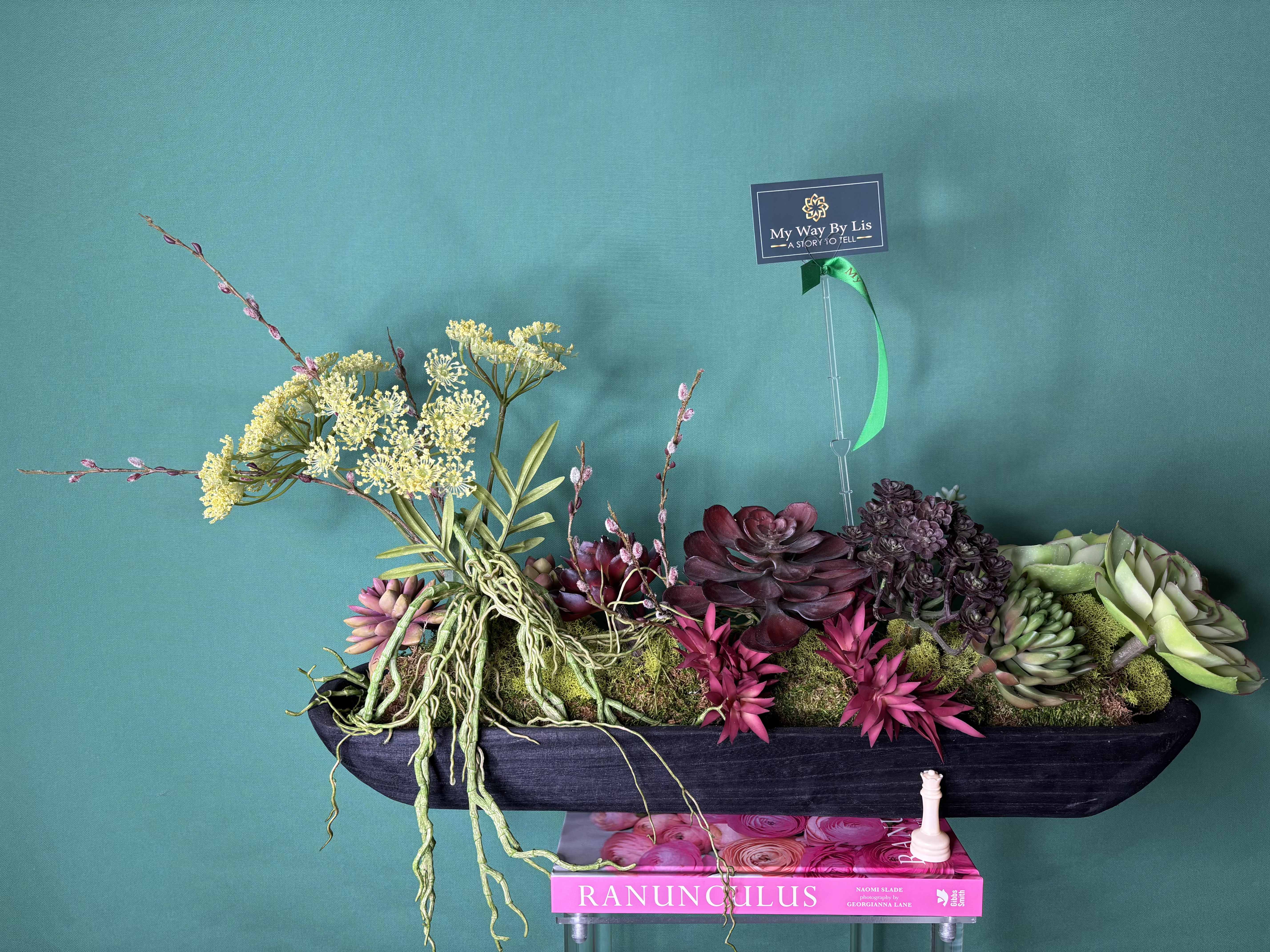 Mae hong song. (SILK ARRANGMENT) Mae hong song. (SILK ARRANGMENT) - A great option for decorating any space, succulents in this discreet and stylish base will surprise you, or you will be surprised by them.