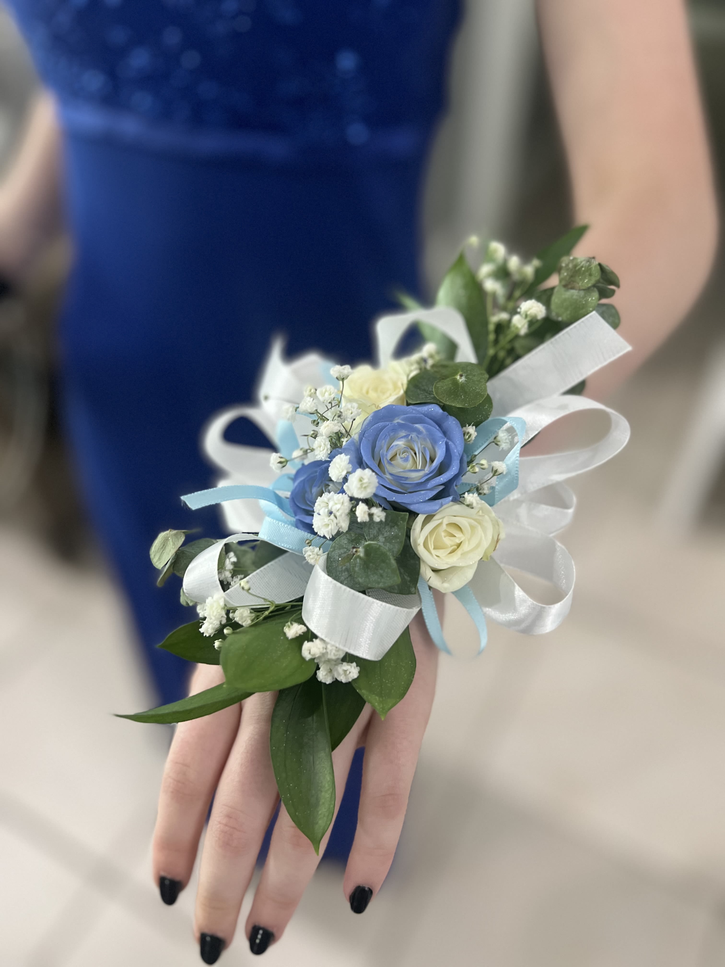 Corsage Prom  - Corsage Can be plain white or I can try to match to dress as close as possible. Please send photo of dress to nikkibaskets@gmail.com  Corsage puede ser blanco plain o puedo tratar de combinar con el color del vestido lo mejor posible, puede enviar foto del vestido al correo electronico. Lo que puede cambiar es el color del liston, rosas vienen solo en blancas o rosadas  ROSES COME IN WHITE OR PINK, RIBBON COLOR CAN BE CHOSEN TO TRY TO MATCH DRESS
