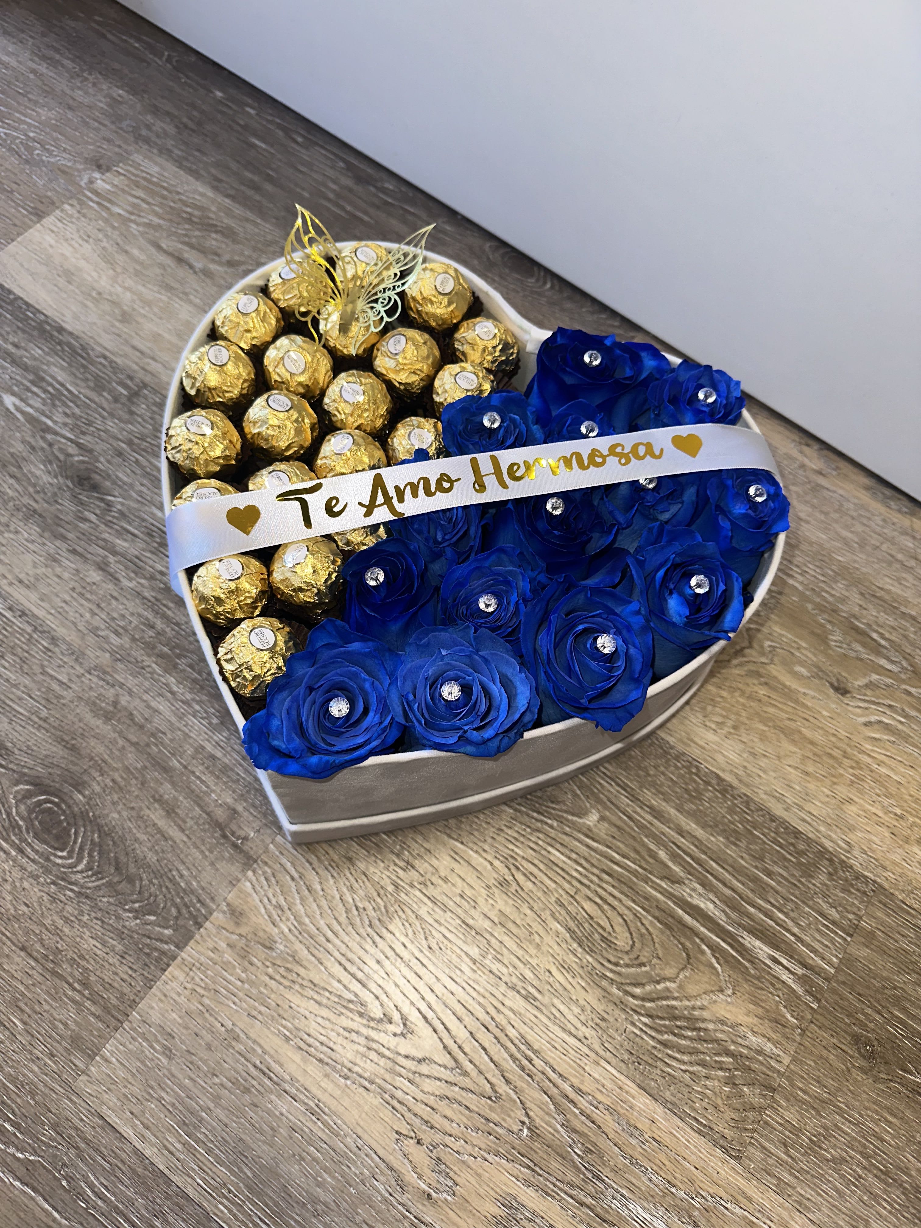 BIG HEART BOX WITH ROSES AND FERRERO, PHRASE IN SPANISH I LOVE YOU BEAUTIFUL BIG HEART BOX WITH ROSES AND FERRERO, PHRASE IN SPANISH I LOVE YOU BEAUTIFUL - BIG HEART BOX WITH ROSES AND FERRERO, PHRASE IN SPANISH I LOVE YOU BEAUTIFUL . (NOTICE!!! WE WILL NOT DO DELIVERY ON FEBRUARY 14TH PLEASE DO NOT PUT FOR DELIVERY BECAUSE WE WILL NOT DO IT! YOU CAN MAKE YOUR RESERVATION AND COME TO PICK UP AT THE STORE) THANK YOU VERY MUCH FOR UNDERSTANDING