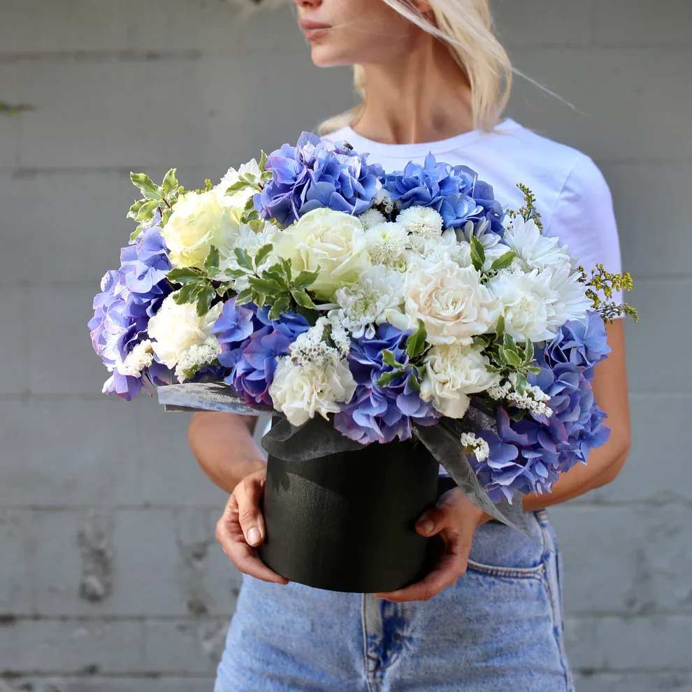 Blue bloom box - This arrangement is calm, elegant and effortlessly fresh. Blue hydrangea with white roses is always nice and fresh for any occasion!
