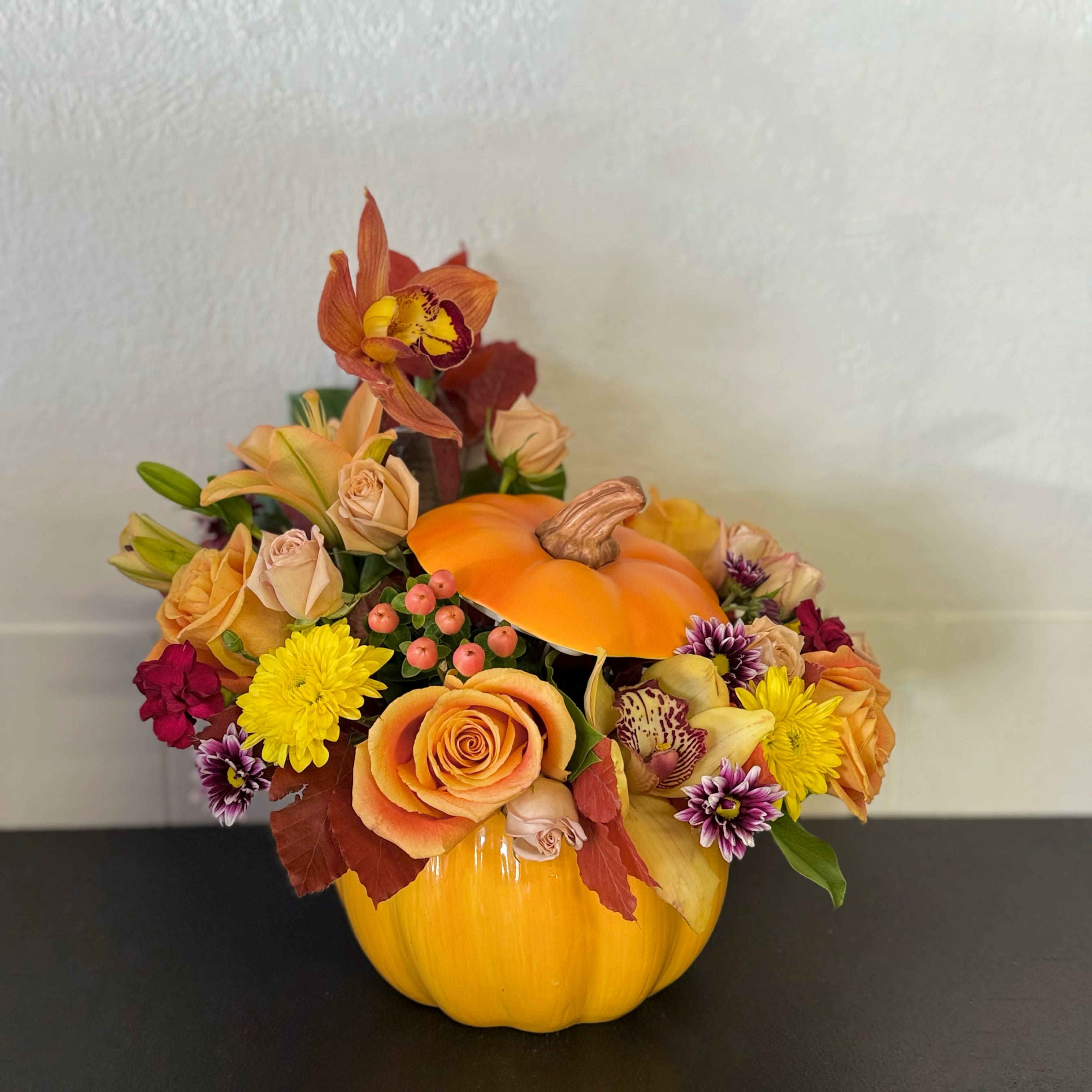 autumn pumpkin - This pumpkin is the right one if you are looking to give autumn flowers. This type of arrangement is not very common in this area, so the person who receives it will be immensely happy with it.