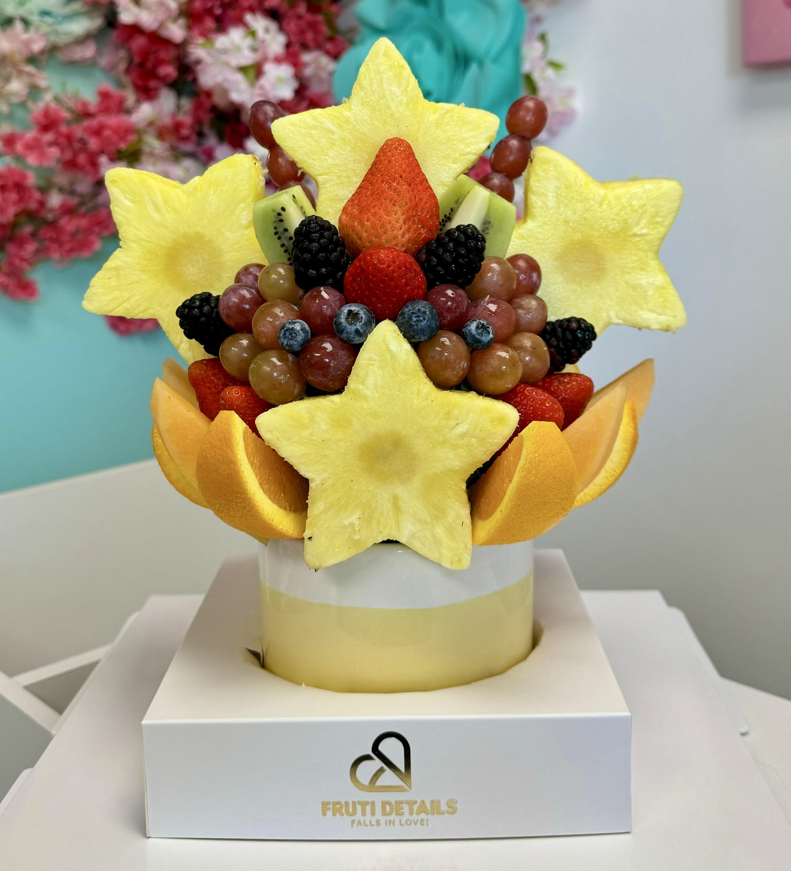 Fruit Bouquet Healthy - Get well Soon - Ramo de Frutas Frescas – Delicia de Piña en Forma de Estrella y Frutas Mixtas ¡Este vibrante y nutritivo ramo de frutas es una celebración de color, frescura y dulzura natural! Con rodajas de piña en forma de estrella, una variedad de frutas jugosas y una elegante presentación en caja redonda, es el regalo perfecto para cumpleaños, celebraciones saludables o para alegrarle el día a alguien.  Incluye:   Fresas frescas, uvas rojas y uvas verdes  Arándanos, moras y rodajas de kiwi  Cinco rodajas de piña en forma de estrella  Gajos de naranja y trozos de melón  Presentado en una caja blanca con el logo dorado de Fruti Details  Un equilibrio perfecto de sabor, elegancia y frescura  Ideal para:   Cumpleaños y celebraciones  Regalos para el bienestar  Alegrarle el día a alguien  Hecho a mano a diario en Miami Springs | Entrega local disponible  Options  1. Fruit bouquet for any occasion  2. Fruit bouquet for Get Well Soon 3. Fruit Bouquet for Thanks You 