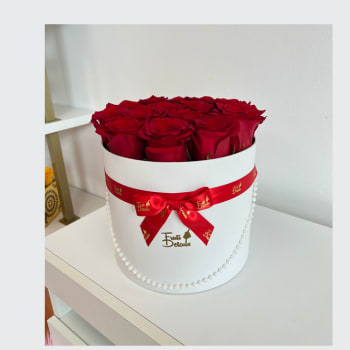 Red Roses Classic Box Classic - Round Box of Fresh Roses with Matching Ribbon – Red, Pink, or Blue Roses Surprise someone special with this elegant round white box, beautifully adorned with pearl accents and filled with 20 to 22 fresh natural roses. A perfect gift for any occasion—whether it's a birthday, anniversary, get well soon, congratulations, or simply &quot;just because.&quot;  Each box includes:  A matching satin ribbon and bow that complements the rose color  Your choice of Red Roses, Pink Roses, or Blue Roses  The option to add themed balloons for an extra special touch   A meaningful and luxurious gift to show your love, appreciation, or friendship. Make every moment unforgettable!   Sorprende con elegancia y color con nuestra hermosa caja redonda blanca con perlas decorativas, llena de rosas naturales frescas (entre 20 y 22 unidades). Perfecta para cualquier ocasión especial: cumpleaños, aniversarios, felicitaciones, recuperación (get well), o simplemente para decir “estoy pensando en ti”.  Cada caja incluye:  Un lazo y cinta a juego con el color de las rosas  Opción de elegir entre rosas rojas, rosas rosadas o rosas azules Posibilidad de agregar globos personalizados para la ocasión  Una opción elegante y significativa para regalar a una amiga, pareja o ser querido. ¡Haz tu detalle inolvidable!  Options1-  1- Red Roses 20-22 Roses in White Box and Red Ribbon Decorate 2- Pink Roses 20-22 Roses in White Box and Red Ribbon Decorate 3- Blue  Roses 20-22 Roses in White Box and Red Ribbon Decorate