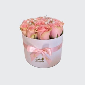 Pink Roses Box Miami - Pink roses For All occasion - Pink Round Box of Fresh Roses with Matching Ribbon  Surprise someone special with this elegant round white box, beautifully adorned with pearl accents and filled with 20 to 22 fresh natural roses. A perfect gift for any occasion—whether it's a birthday, anniversary, get well soon, congratulations, or simply &quot;just because.&quot;  Each box includes:  A matching satin ribbon and bow that complements the rose color  Your choice of Red Roses, Pink Roses, or Blue Roses  The option to add themed balloons for an extra special touch   A meaningful and luxurious gift to show your love, appreciation, or friendship. Make every moment unforgettable!   Options1-  1- Pink Roses 20-22 Roses in White Box and Red Ribbon Decorate 2- Blue Roses 20-22 Roses in White Box and Red Ribbon Decorate 3- Red  Roses 20-22 Roses in White Box and Red Ribbon Decorate