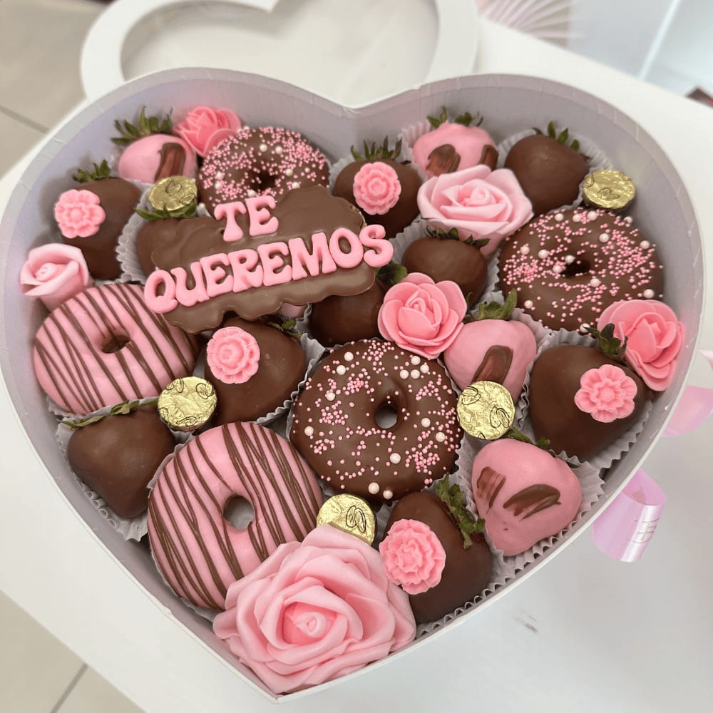 Chocolate  Donuts Heart Large - | Chocolate  Donuts Heart Large| Te queremos Sweet Pink Chocolate Covered Strawberry and Dunuts Heart Box for Love, romantic moments or Te Queremos. Options 1. Te queremos 2. Anniversary 3. happry Birthday 4. Love  Size: Medium Heart Box. 12 Sweet and Decorate Chocolate Covered Strawberries and sweet spinkler 5  Donuts with Chocolate pink  Chocolate kiss  Choose:  Pink Chocolate Heart Box Red  Chocolate Heart Box Blue  Chocolate Heart Box