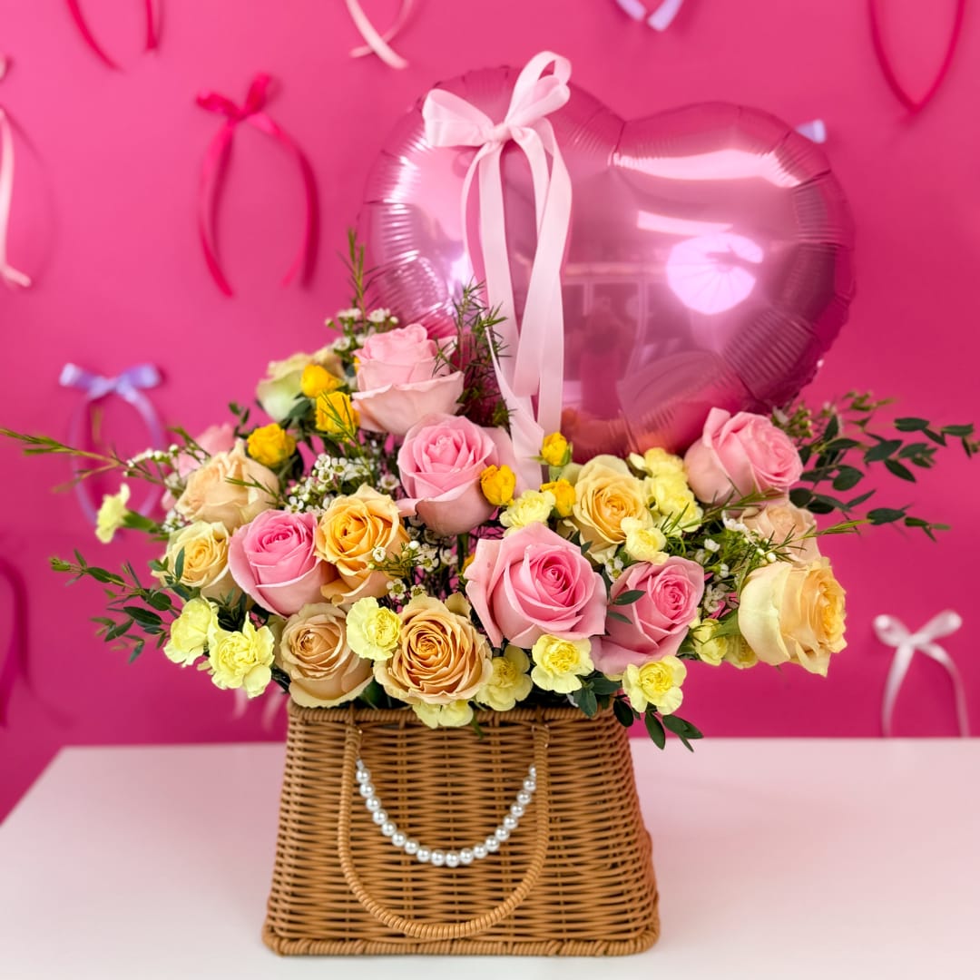 Bolso de flores  - Arreglos florales para mama - Entrega de Rosas para el Día de la Madre Encuentra los mejores arreglos florales para el Día de la Madre, ours canasta de rosas rosadas para mama con Globo en Forma de Corazón – Especial Día de las Madres  Incluye:   - Rosas en tonos rosados, melocotón y amarillo pastel  - Mini claveles y flores de relleno frescas  - Canasta tipo bolso con asa y detalle de perlas  - Globo metálico en forma de corazón con cinta decorativa  - Presentación lista para regalar, perfecta para una entrega especial  - Entrega garantizada para el Día de las Madres (domingo 12 de mayo)      Roses for Mother's Day - Box Mom box for flowers  