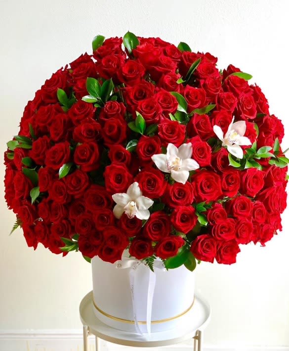 100 RED LOVE ROSES  - BEAUTIFUL ROSE BOX ARRANGEMENT 100 ROSES 