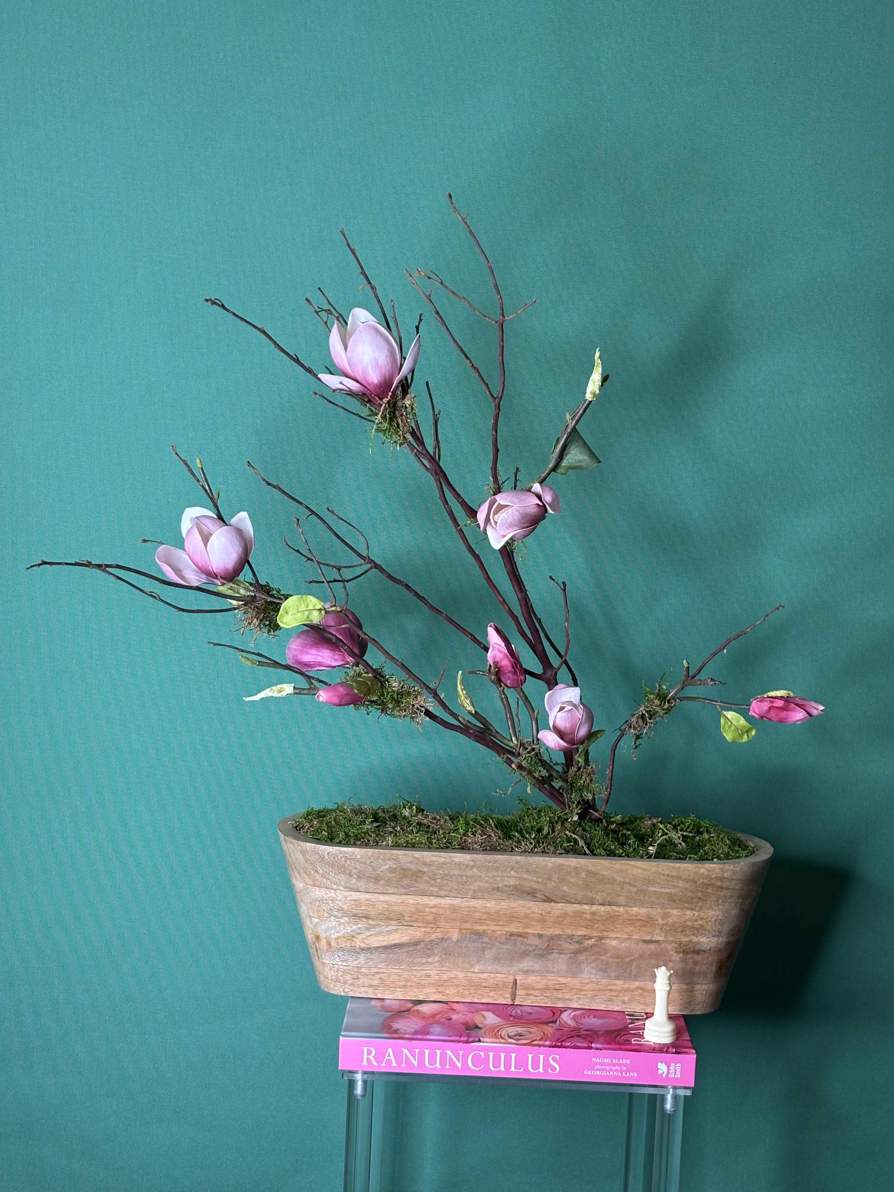 Magnolia. (SILK ARRANGEMENT) - One of the designer's different options, a magnolia flower arrangement mounted among different shades of wood that will not go unnoticed. (SILK ARRANGEMENT)  