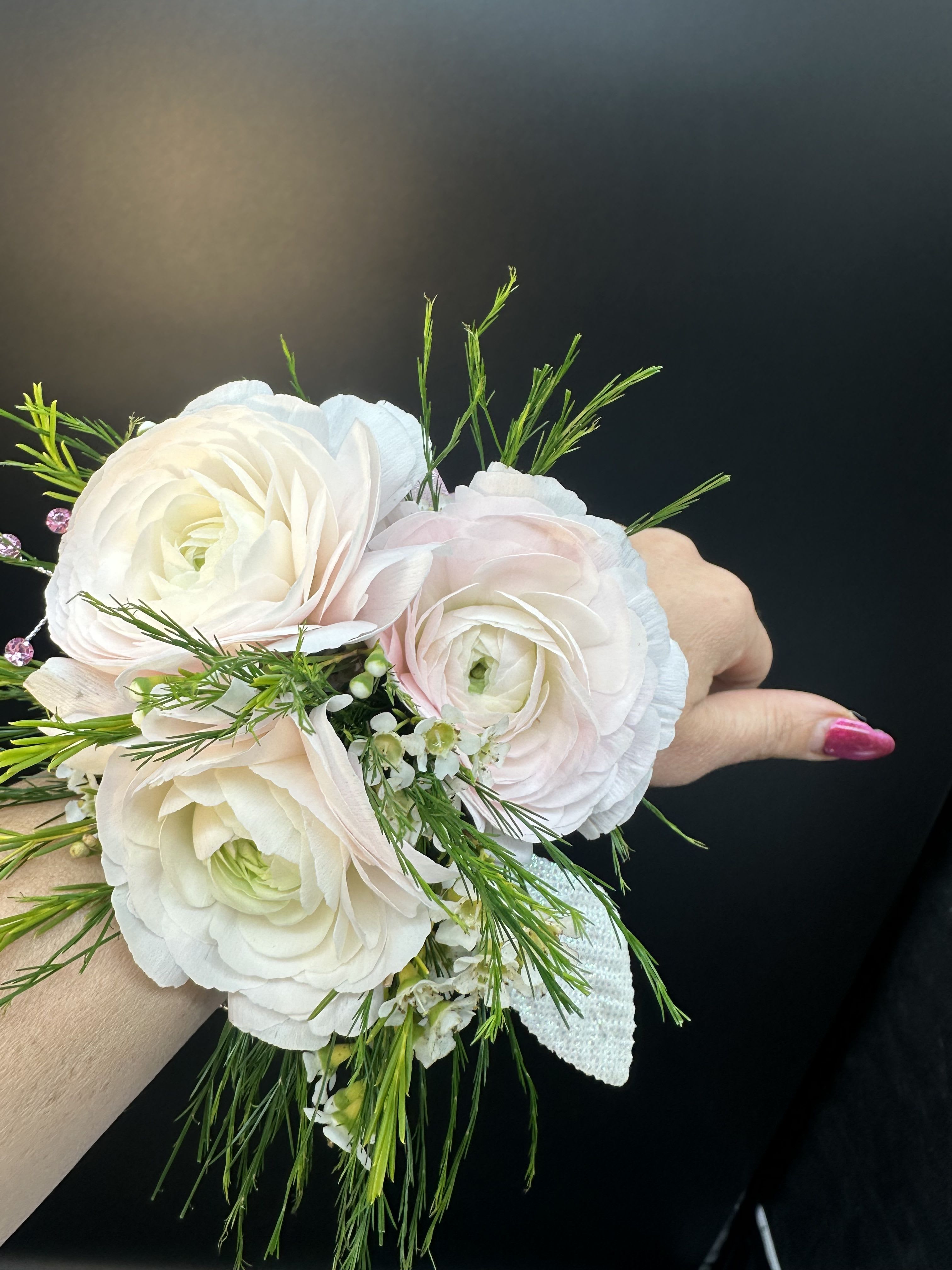  Corsage  /Prom/Wedding/Party  - A beautiful corsage is a thoughtful way to honor someone at a special event . The purpose of corsage is to usually worn b y woman on a special occasions ,such a weddings ,Proms , or formal events.  Upgrade your order for deluxe corsage, is made from premium ranunculus flowers .