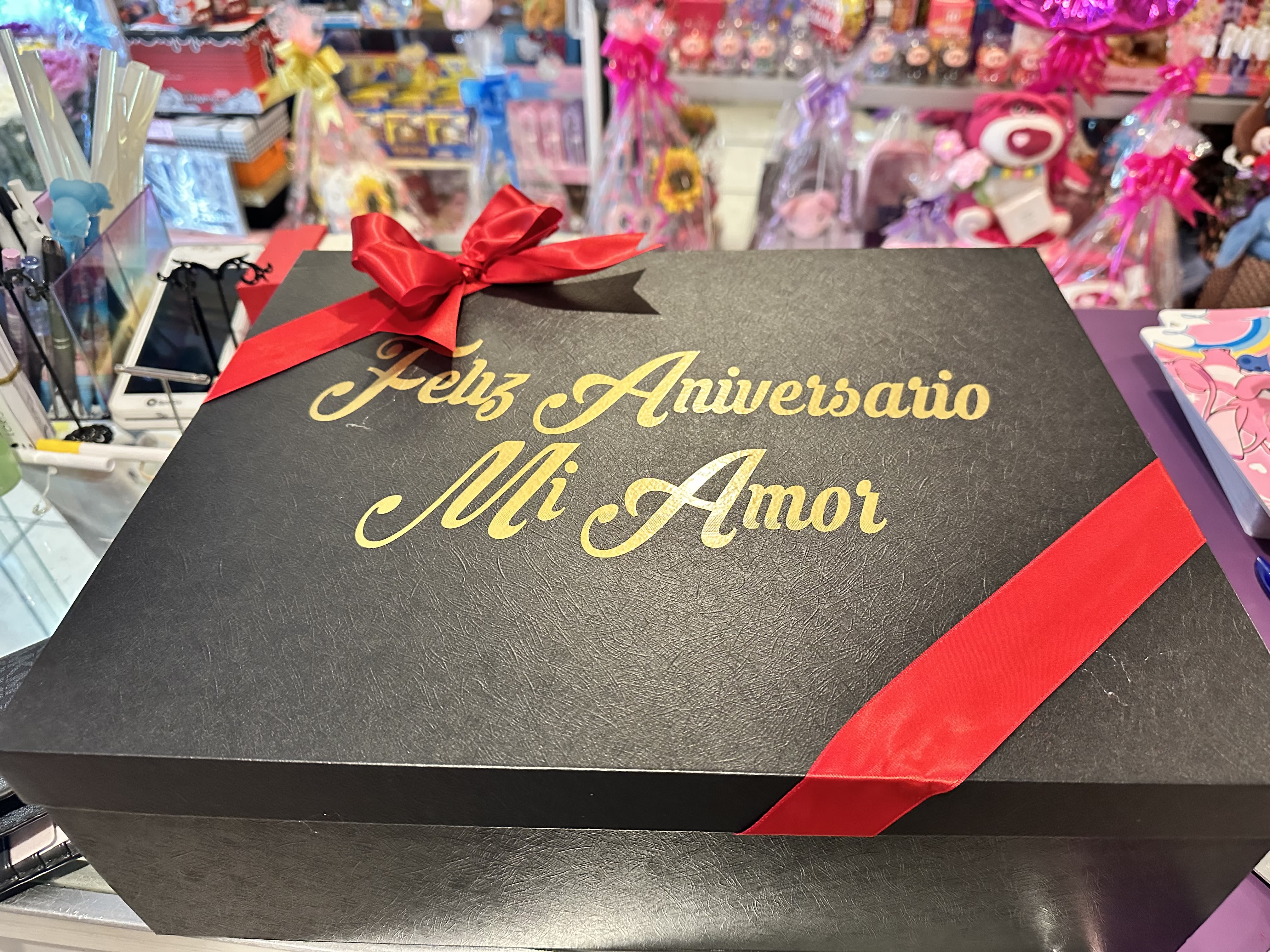 Surprise box - Beautiful surprise box, for gentleman, phrase in English or Spanish, eternal roses chocolates and a strip with a small part of the favorite song.  We leave a space in the middle of the box so that you can put some personal accessory (such as a T-shirt or perfume/not included in the box)  If you want to change the phrase on the cover for something about birthday or love or any other reason, just let us know as well as the name of the song.  For this order we suggest 7 to 5 days in advance, in case your order arrives in the shortest time we have, we will not accept the order and we will refund your money