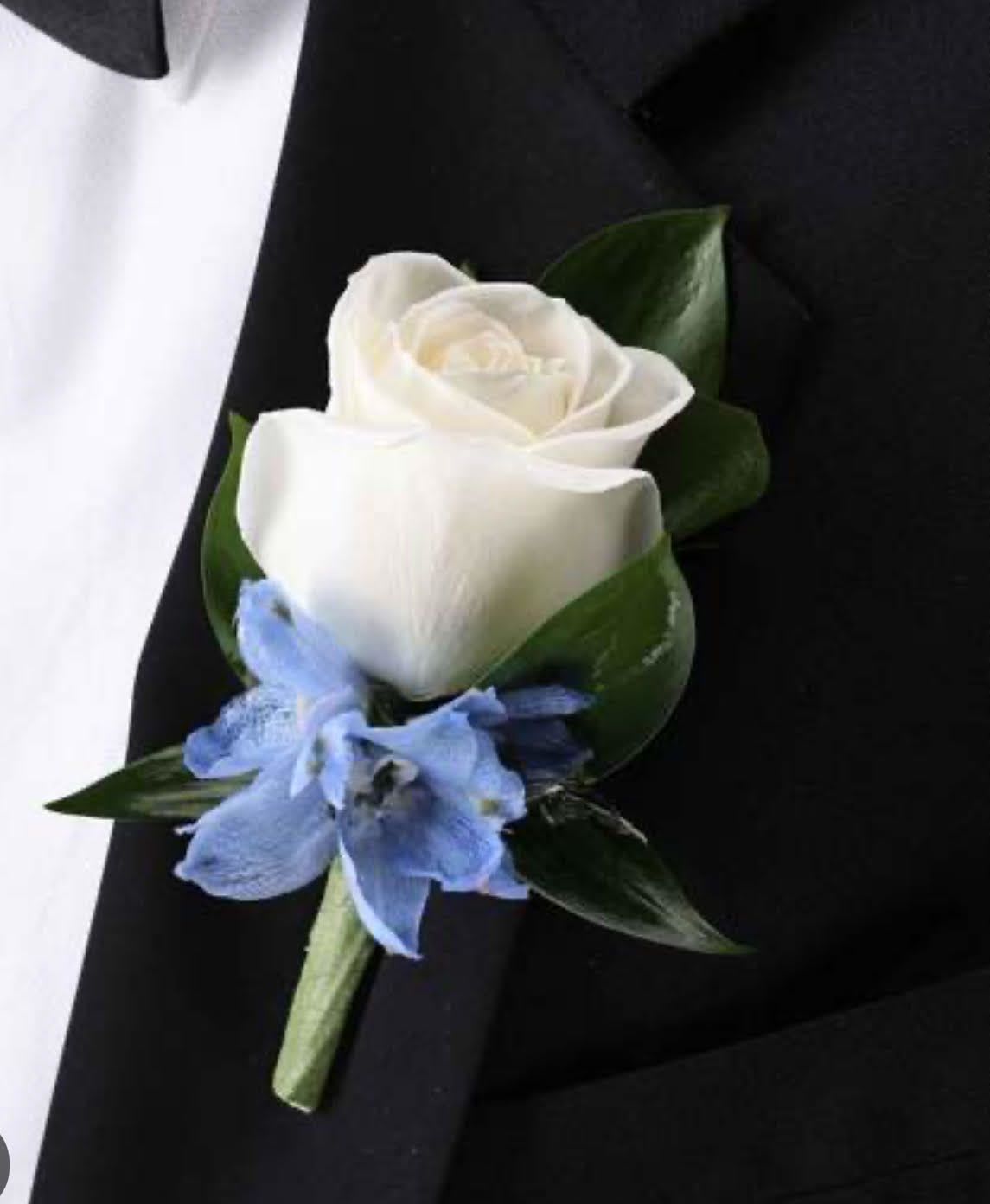 Boutonniere Single Rose with Delphinium blue Boutonniere Single Rose with Delphinium blue - If you want it in another rose color please detail it in special instruction, the Delphinium blue is not subject to change