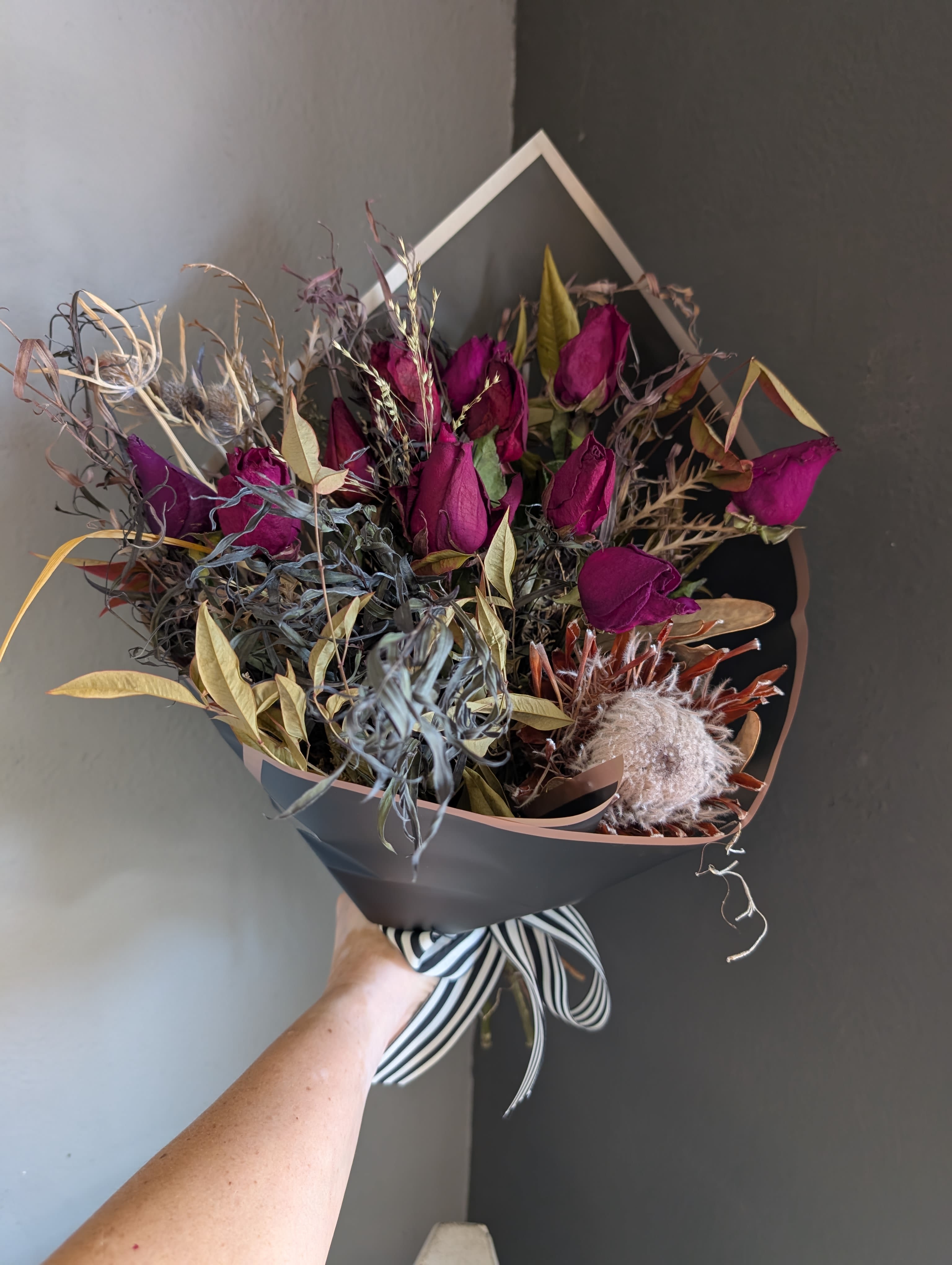 Halloween mix dried flowers Halloween mix dried flowers - A spooky mix of dried roses, protea and fall foliage. Perfect for this spooky season