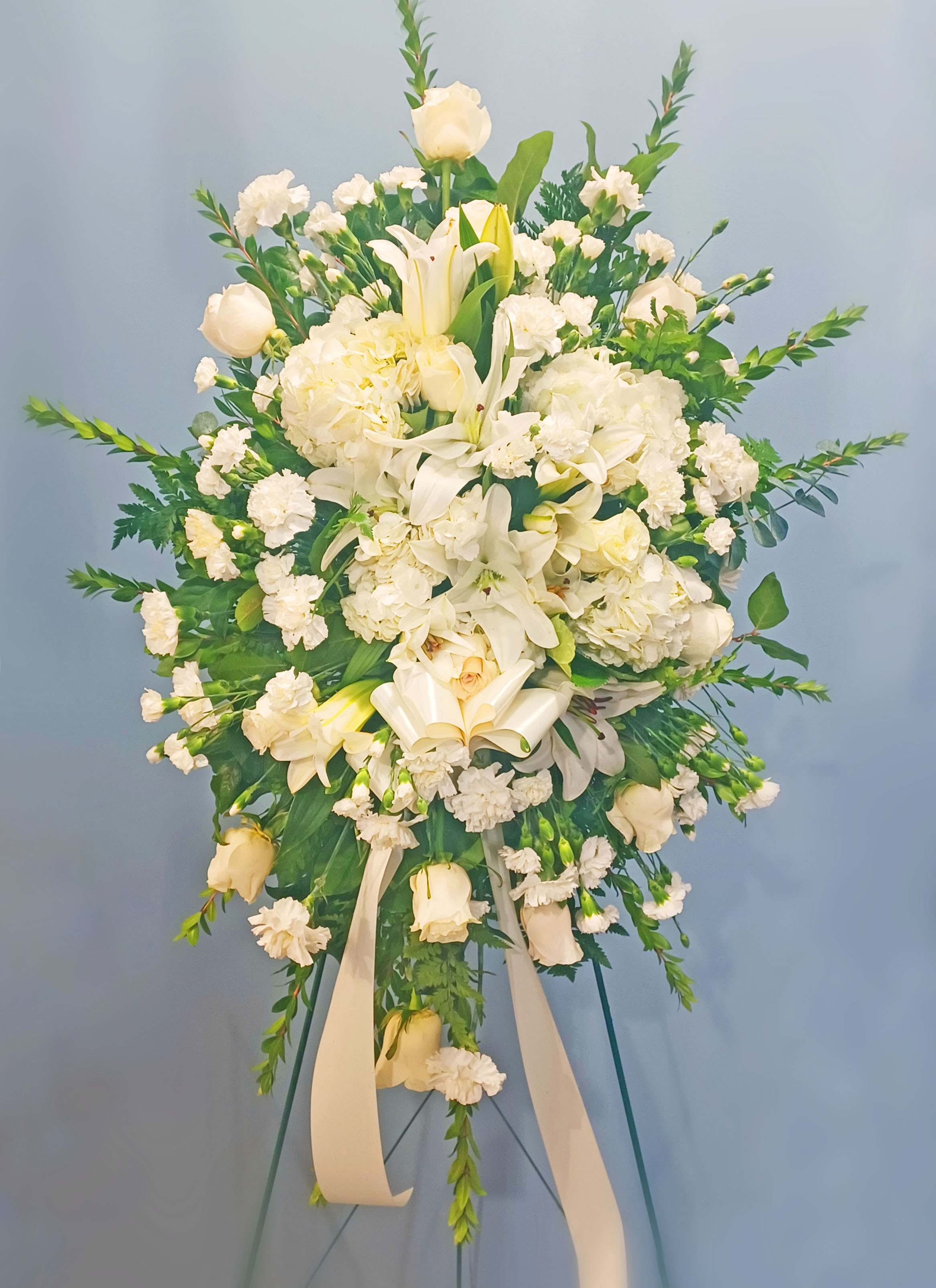 PATH OF LIGHT FUNERAL CROWN PATH OF LIGHT FUNERAL CROWN - Saying goodbye to a loved one is never easy. Camino al Cielo is a sober and elegant crown, which allows you to send the most sincere condolences to the family.
