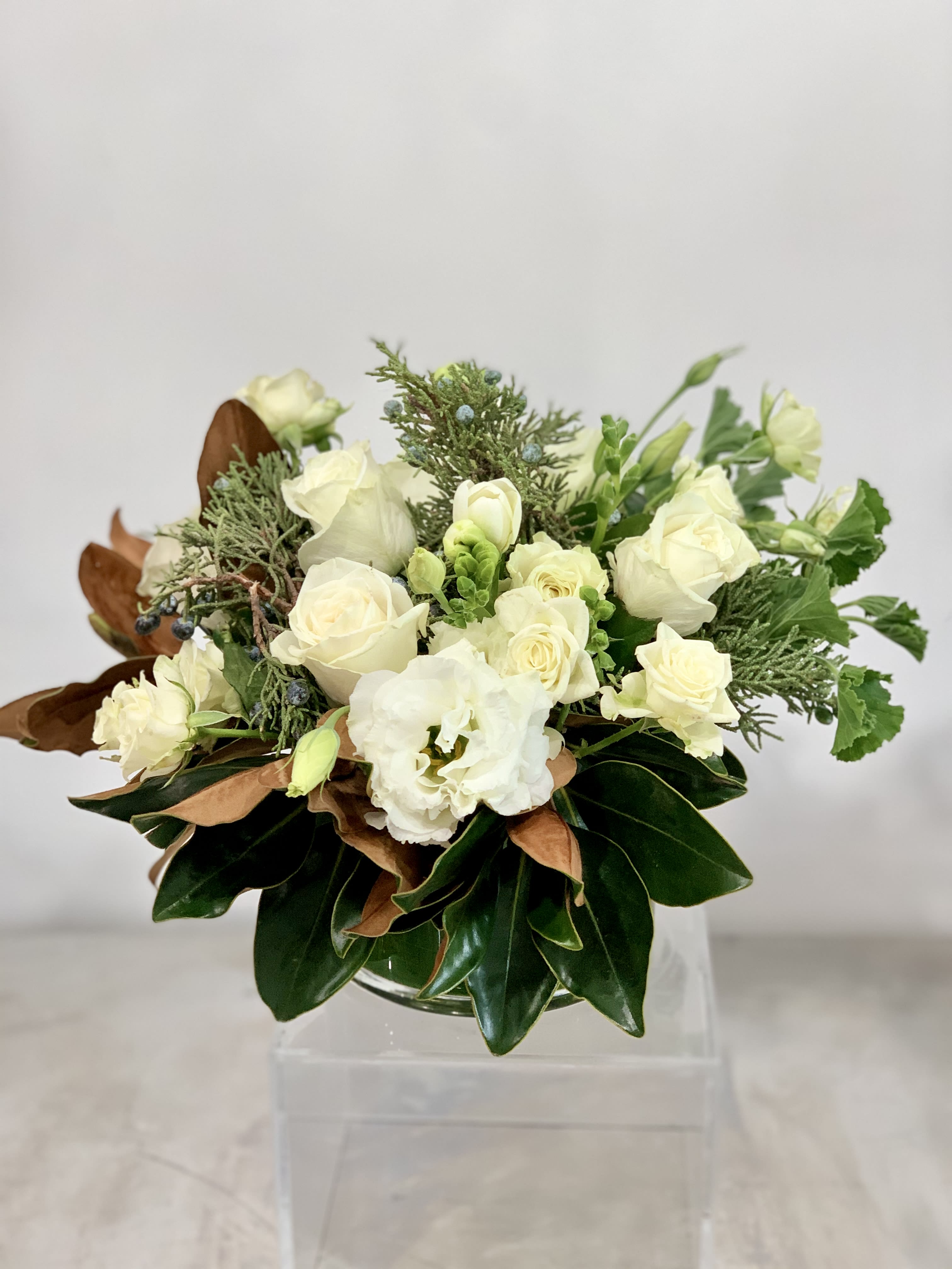 Sweet Magnolia  - This arrangement is a seasonal favorite that is sweet smelling, long-lasting, chic. Its a neutral number! Designers choice, large and lush in ti leaf lined vase. Picture may not exact due to market availability but it will be close! If anything is extremely important to you let us know. Please email us with any questions you may have to info@fleurtstyle com   If any design element such as color or flower/foliage are very important to your order please contact us to ensure availability first.   DELUXE is our medium arrangements with more flowers and touches of amber. These may include premium flowers such as freesia, peonies, or gardenias.  